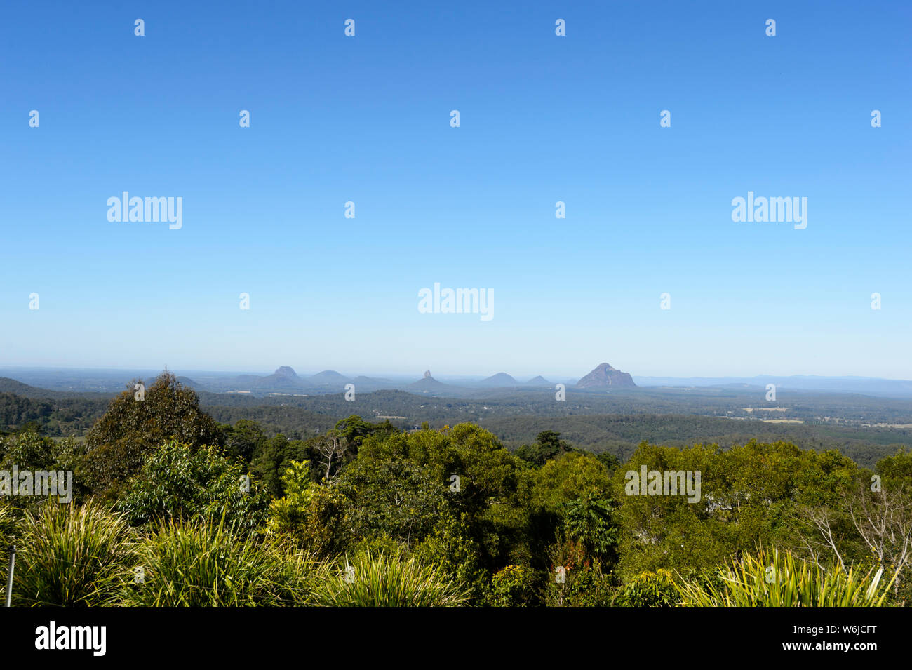 Vue panoramique sur Glasshouse Mountains du Mary Cairncross Park lookout, Queensland, Queensland, Australie Banque D'Images