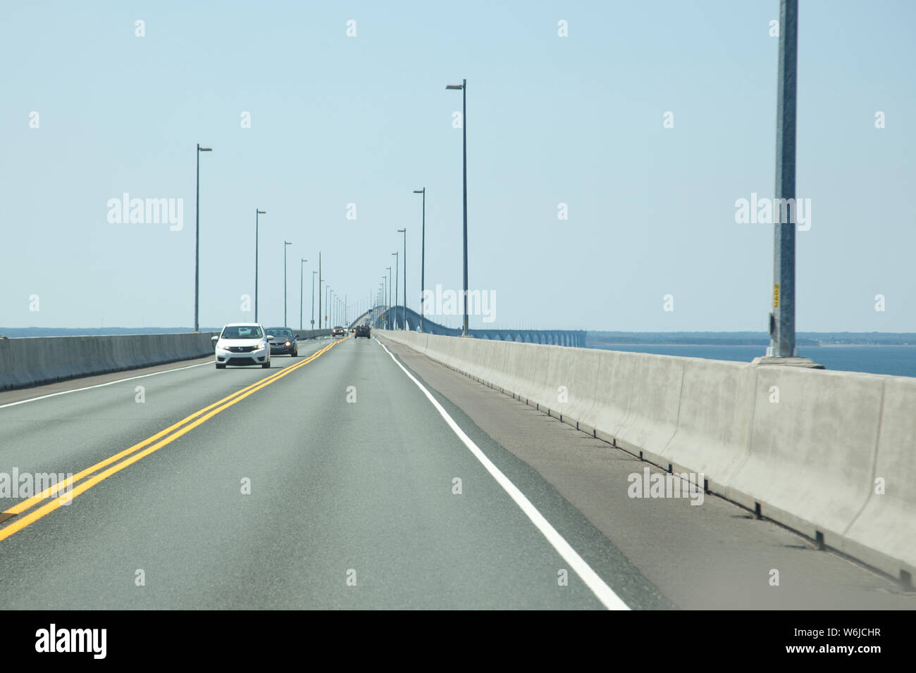 Pont de la Confédération, Î.-P.-É. - le 28 juillet 2019 : Regard sur le trafic sur le pont de la Confédération à l'Î dans l'été Banque D'Images