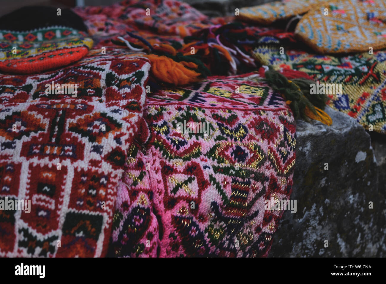 Gros plan du tricot fait-main, des gants de neige. Faite de laine, photo prise dans le vieux bazar/place du marché en Europe de l'Est Banque D'Images