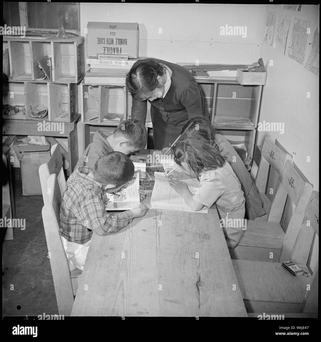 Manzanar Manzanar, Centre de réinstallation, en Californie. Une scène dans la classe de troisième année à l'étudiant t . . . ; Portée et contenu : la légende complète pour cette photographie se lit comme suit : Manzanar Manzanar, Centre de réinstallation, en Californie. Une scène dans la classe de troisième année de l'étudiant centre de formation, où les enseignants reçoivent des crédits universitaires pour cette pratique de l'enseignement. Tous les cours sont supervisés par des enseignants accrédités. Banque D'Images