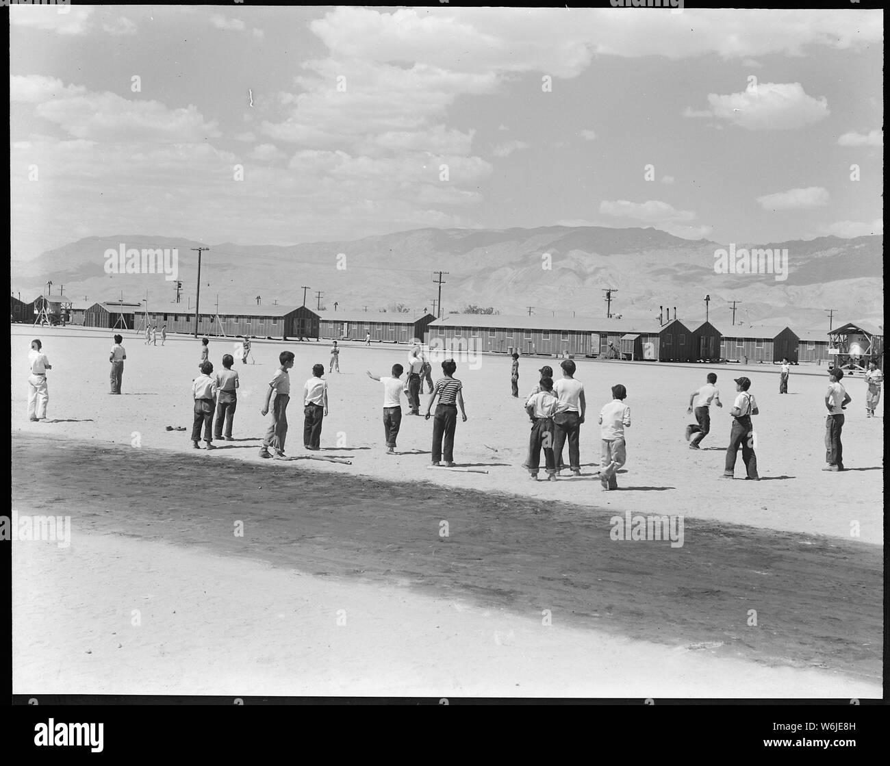 Manzanar Manzanar, Centre de réinstallation, en Californie. Le baseball est le plus populaire des loisirs dès ce W . . . ; Portée et contenu : la légende complète pour cette photographie se lit comme suit : Manzanar Manzanar, Centre de réinstallation, en Californie. Le baseball est le plus populaire des loisirs à cette guerre Autorité Réinstallation centre avec 80 équipes ayant été formé dans tout le centre. La plupart des cours n'est faite entre les casernes. Banque D'Images