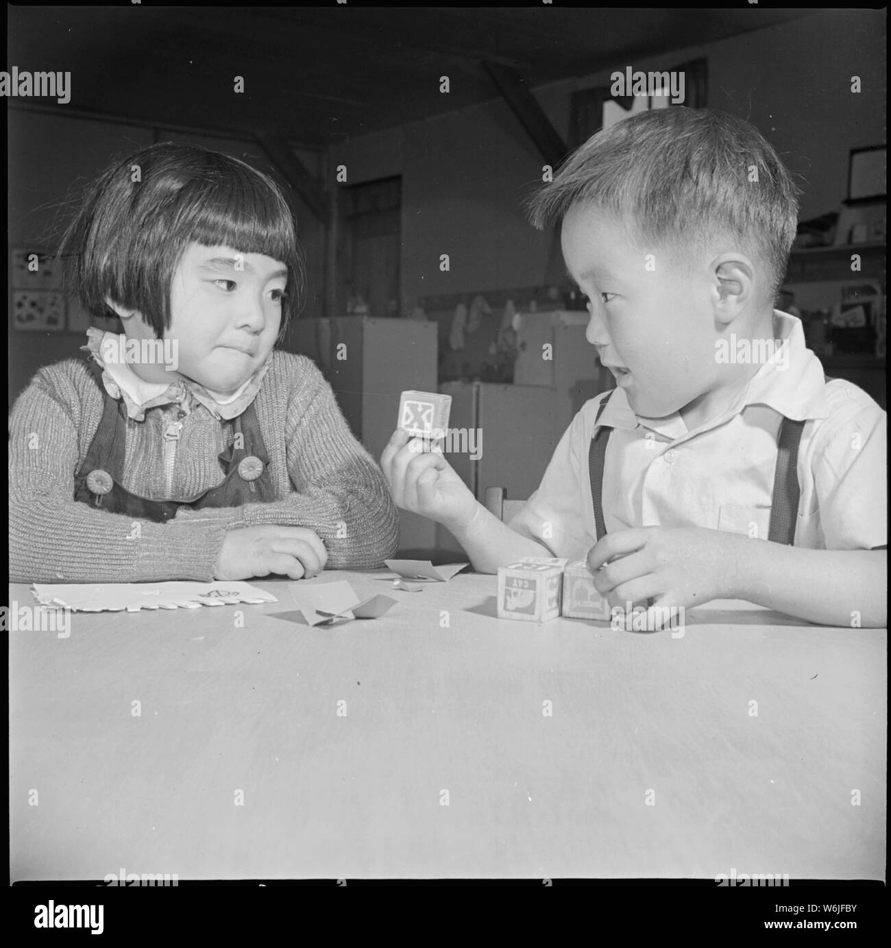 Manzanar Manzanar, Centre de réinstallation, en Californie. Le temps de lecture dans la classe de troisième année à l'étudiant . . . ; Portée et contenu : la légende complète pour cette photographie se lit comme suit : Manzanar Manzanar, Centre de réinstallation, en Californie. Le temps de lecture dans la classe de troisième année à l'étudiant centre de formation. Les enseignants reçoivent des crédits universitaires pour l'enseignement pratique, et sont accrédités par supervized les enseignants. Banque D'Images