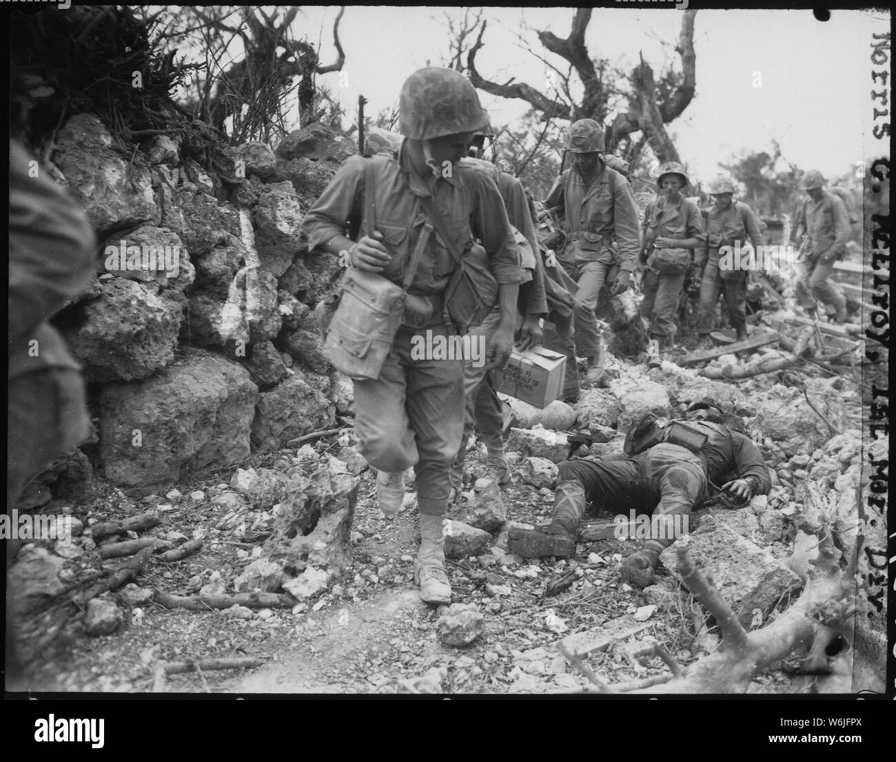 Marines passent par un petit village où les soldats japonais était mort. Okinawa, avril 1945. ; notes générales : utilisation de la guerre et des conflits Nombre 1231 lors de la commande d'une reproduction ou demande d'informations sur cette image. Banque D'Images