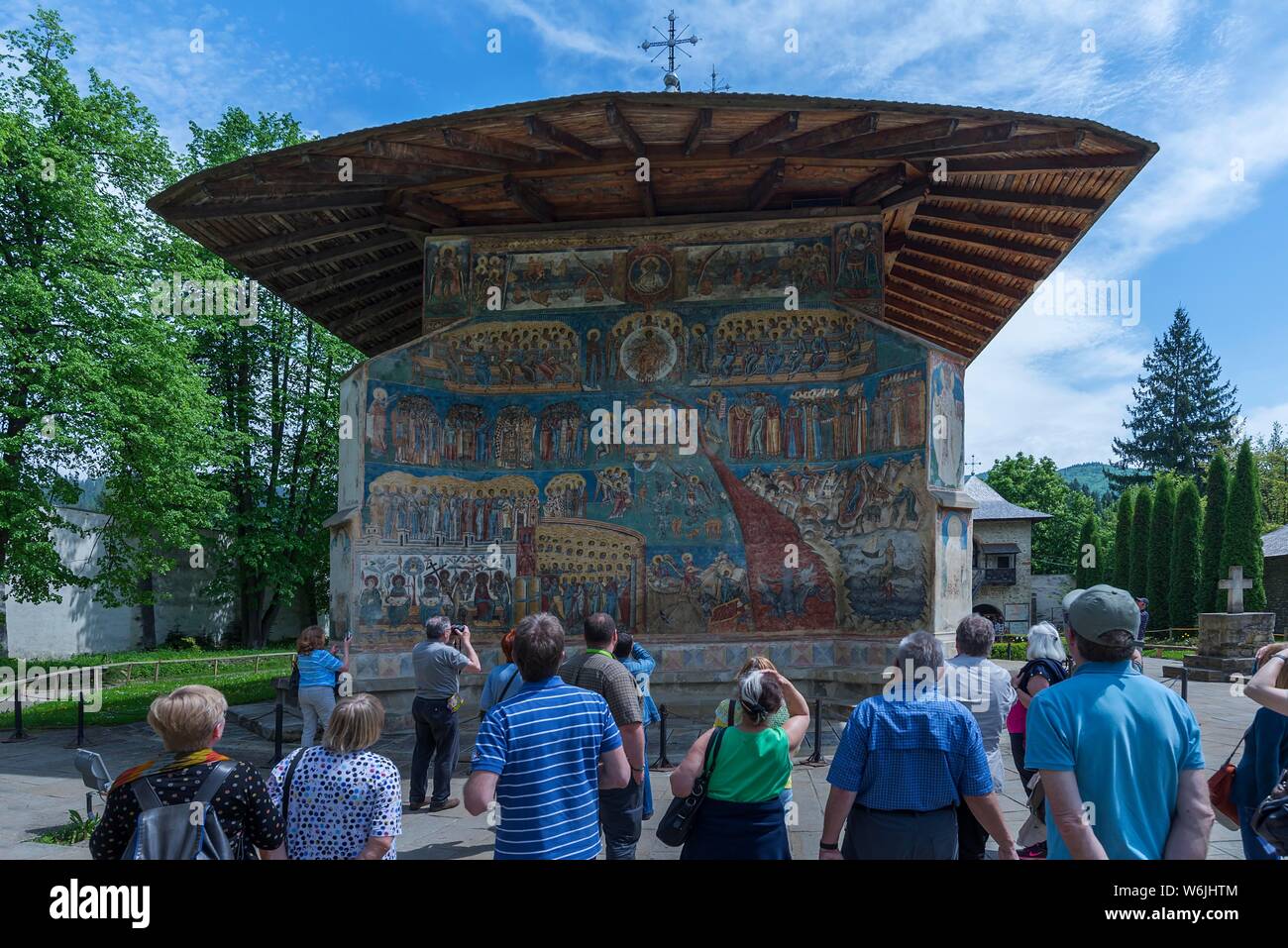 Les touristes en face de fresques murales, de jugement dernier, l'église Saint George, 1547, UNESCO World Heritage Site, Voronet, Roumanie Banque D'Images