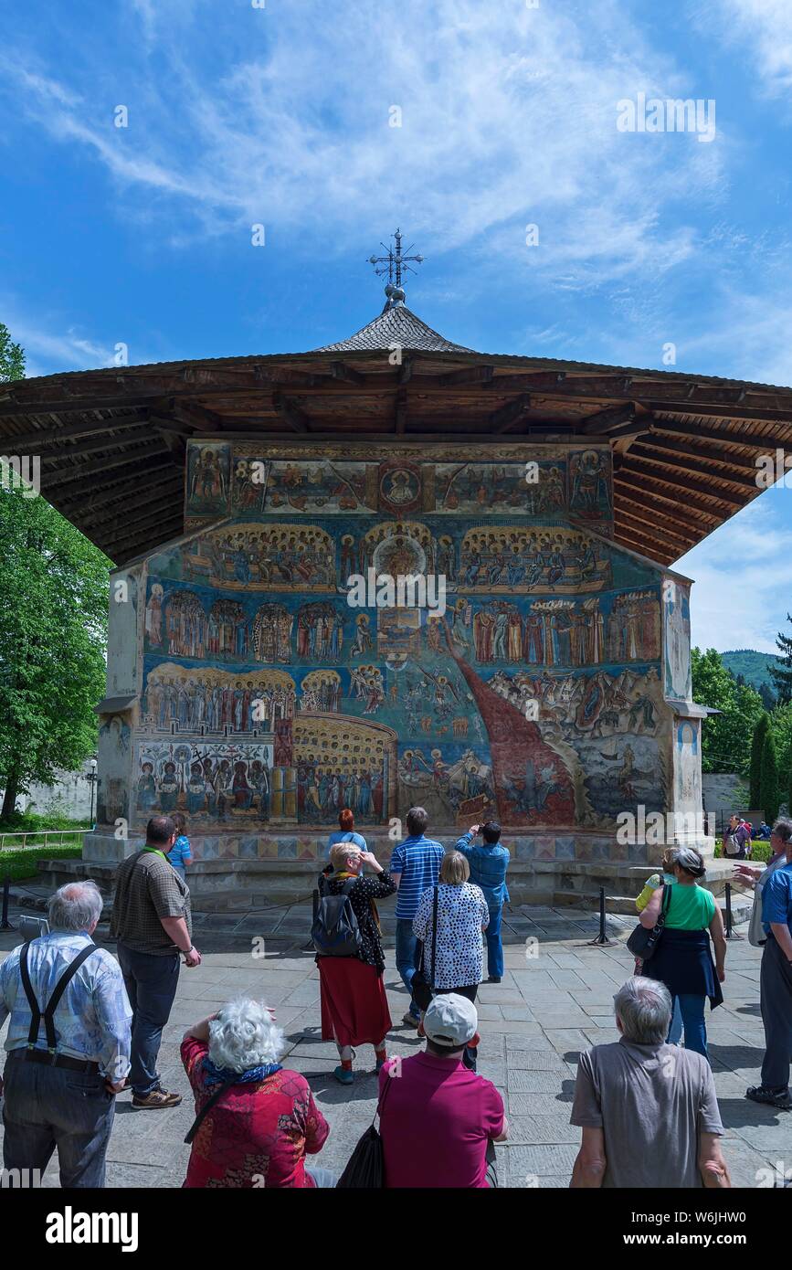 Les touristes en face de fresques murales, de jugement dernier, l'église Saint George, 1547, UNESCO World Heritage Site, Voronet, Roumanie Banque D'Images
