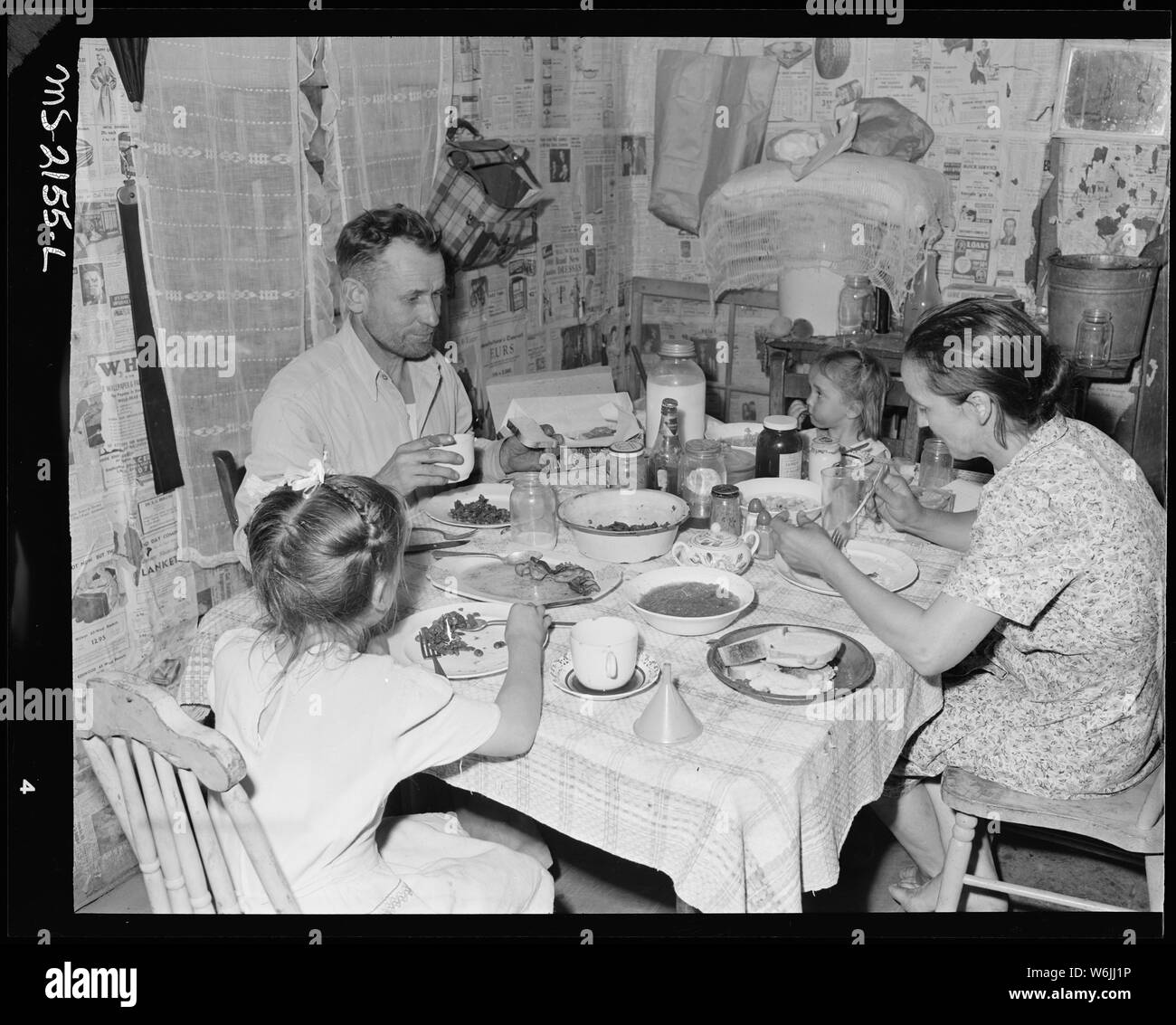 M. et Mme Charlie Davis et leurs deux enfants de manger le dîner dans la cuisine de leurs deux pièces. Fox Ridge Mining Company, Inc., Hanby Mine, Arjay, Bell County (Kentucky). Banque D'Images