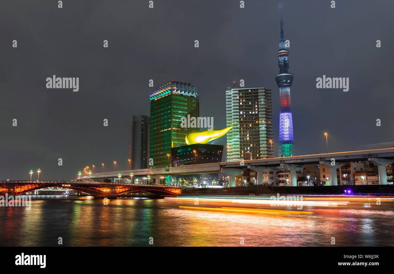Photo de nuit, Asahi Beer Hall, Tokyo Skytree et flamme d'Asahi, des gratte-ciel dans la rivière Sumida, Tokyo, Japon, Azumabashi Banque D'Images