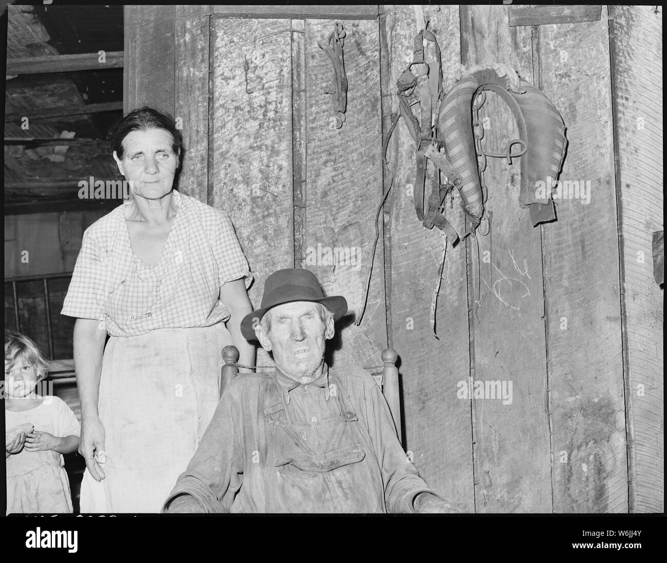 M. et Mme W. H. Lawson. Il était un mineur de 60 ans et est maintenant quatre-vingt-dix-sept ans. Durant ses années dans les mines qu'il avait une jambe cassée, les deux hanches hors de l'endroit, le crâne fracassé, était rompu trois fois. Kentucky Straight Creek Coal Company, mine de Belva, abandonnés après l'explosion [EN] 31/12/1945, quatre mille, Bell County (Kentucky). Banque D'Images