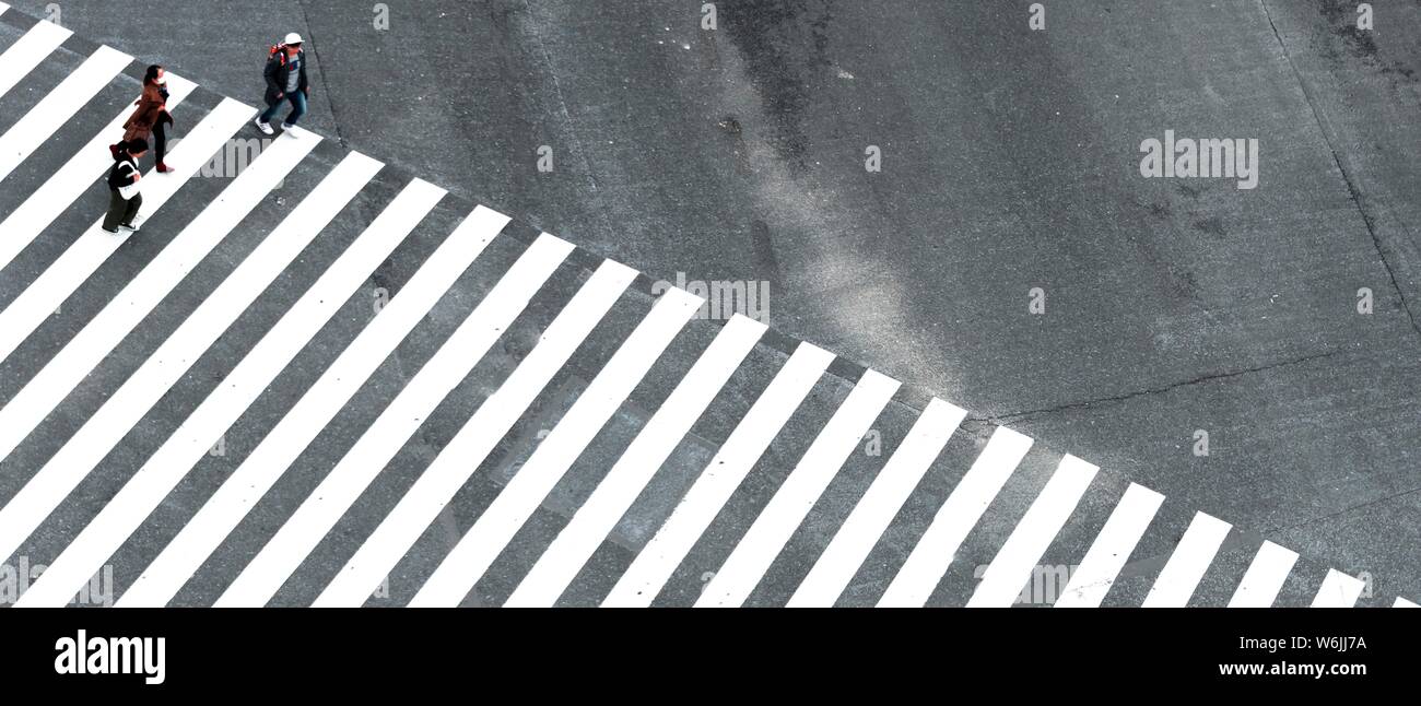 Croisement de Shibuya, intersection, trois personnes cross long Udagawacho, concordance, Shibuya, Tokyo, Japon Banque D'Images