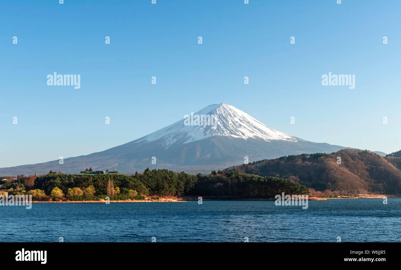 Vue sur le lac Kawaguchi, volcan retour Mt. Fuji, préfecture de Yamanashi, Japon Banque D'Images