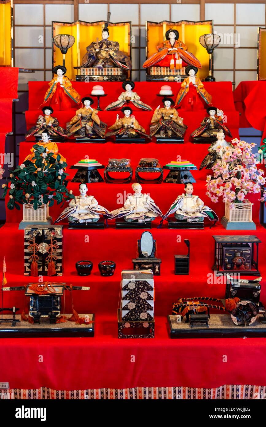 Hinamatsuri, doll Festival, Festival, festival japonais de fille, poupées vêtues de kimonos traditionnels et l'empereur, l'impératrice, serviteurs et musiciens dans Banque D'Images