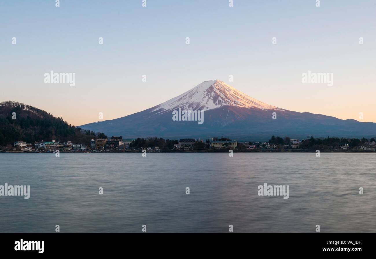 Ambiance le soir, vue sur le lac Kawaguchi à volcan Mt. Fuji, préfecture de Yamanashi, Japon Banque D'Images