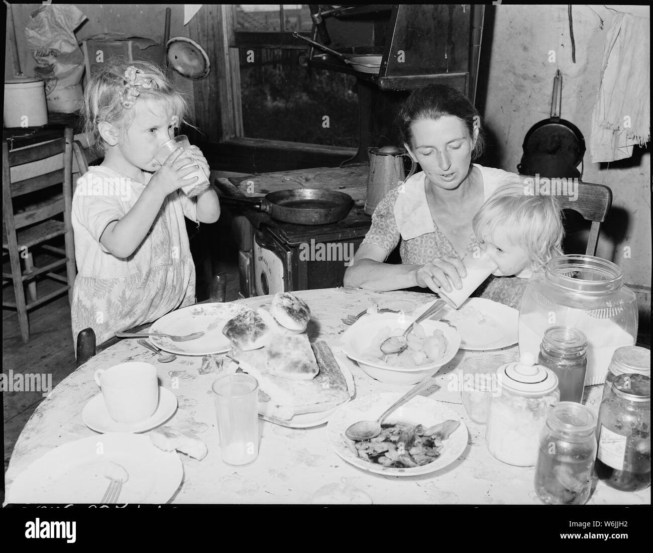 Mme Dillard Eldridge et deux de ses enfants au souper. La famille soulève un grand jardin et d'avoir une vache, des poulets, et de porc. Kentucky Straight Creek Coal Company, mine de Belva, abandonnés après l'explosion [EN] 31/12/1945, quatre mille, Bell County (Kentucky). Banque D'Images