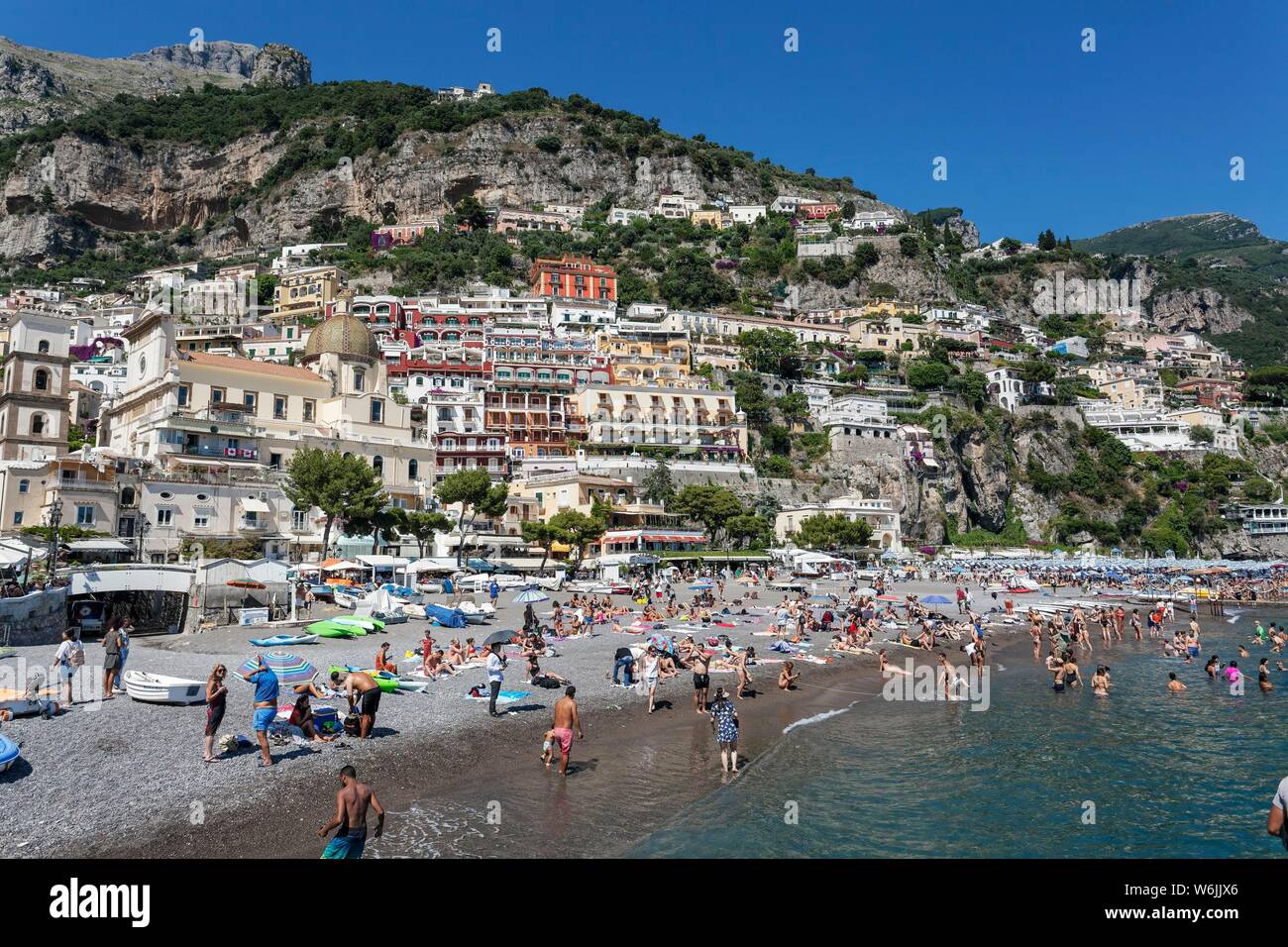 Les gens sur la plage de Positano, Côte d'Amalfi, Salerne, Campanie, Italie Banque D'Images