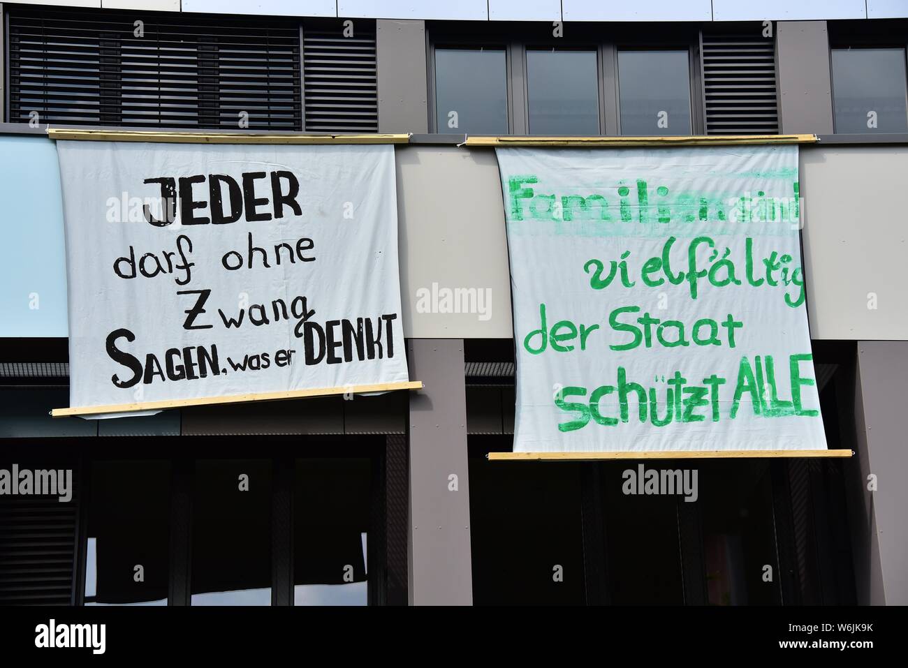 70 ans de la Loi fondamentale de bannières en Freiburger Gymnasium Sainte-ursule, Freiburg, Bade Wurtemberg, Allemagne Banque D'Images