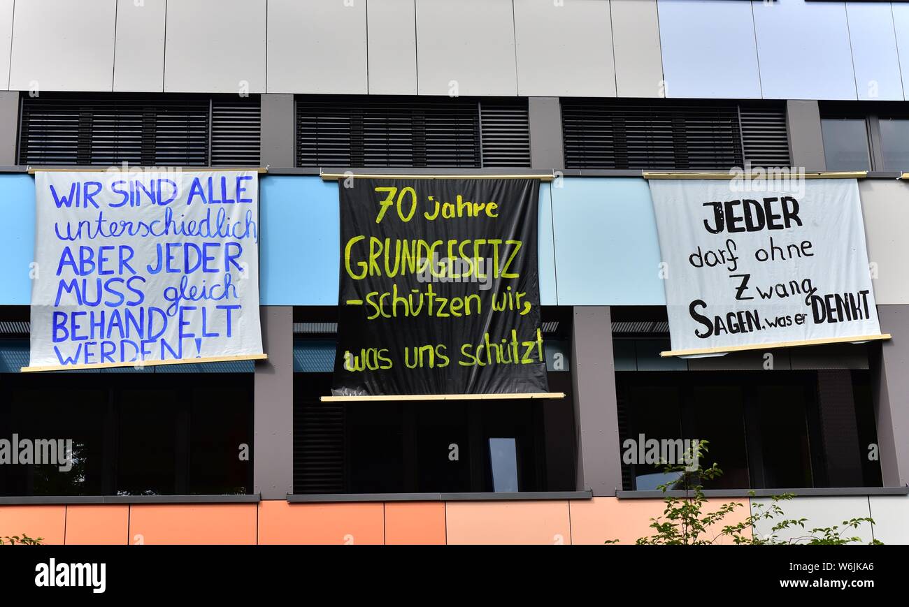 70 ans de la Loi fondamentale de bannières en Freiburger Gymnasium Sainte-ursule, Freiburg, Bade Wurtemberg, Allemagne Banque D'Images