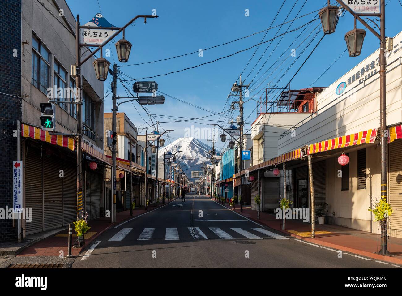 Scène de rue dans un quartier résidentiel, vue du volcan Mt. Fuji, Fujiyoshida, préfecture de Yamanashi, Japon Banque D'Images