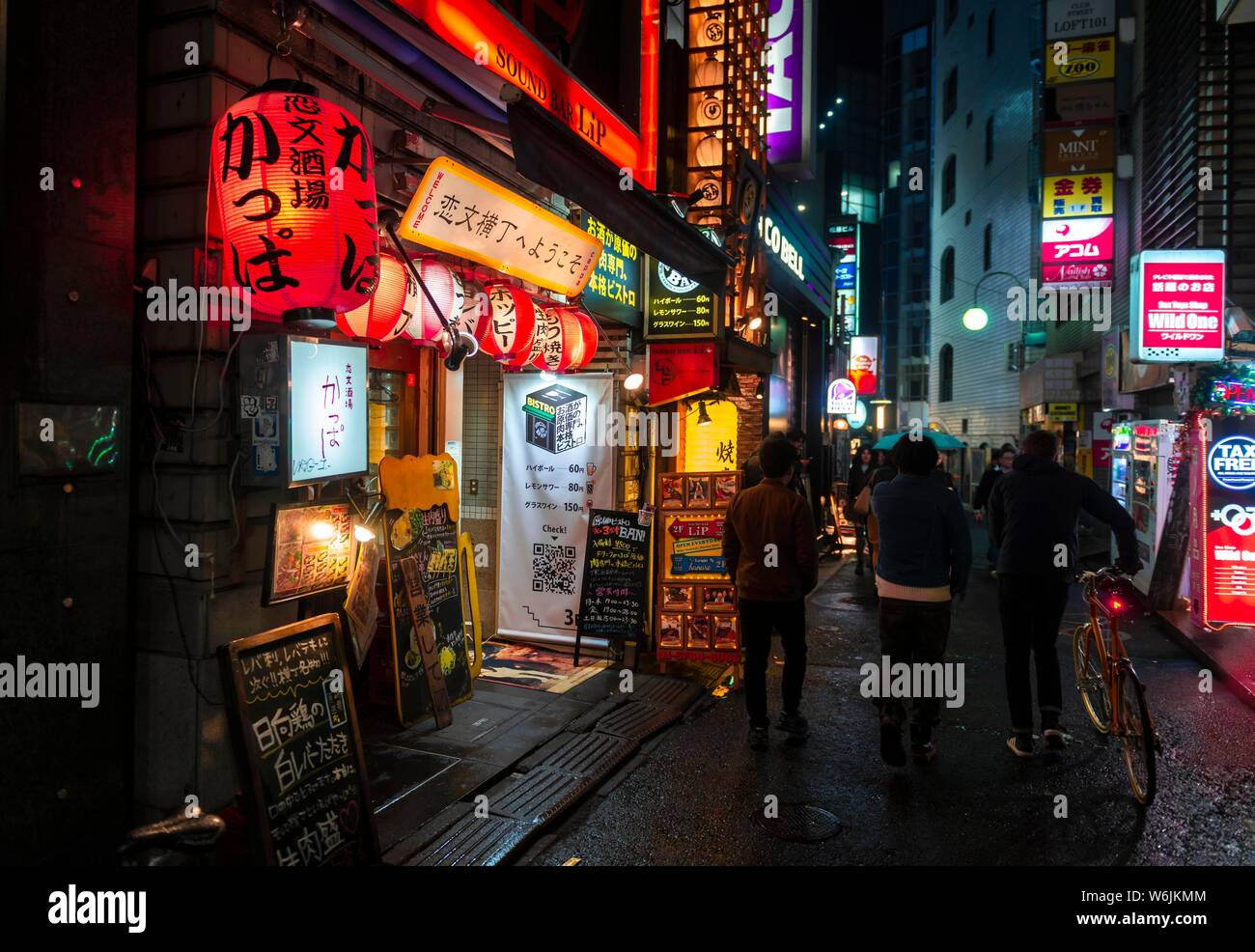 Voie piétonne, avec publicité lumineuse, des lanternes en papier et les panneaux publicitaires dans la nuit, Udagawacho, Shibuya, Tokyo, Japon Banque D'Images