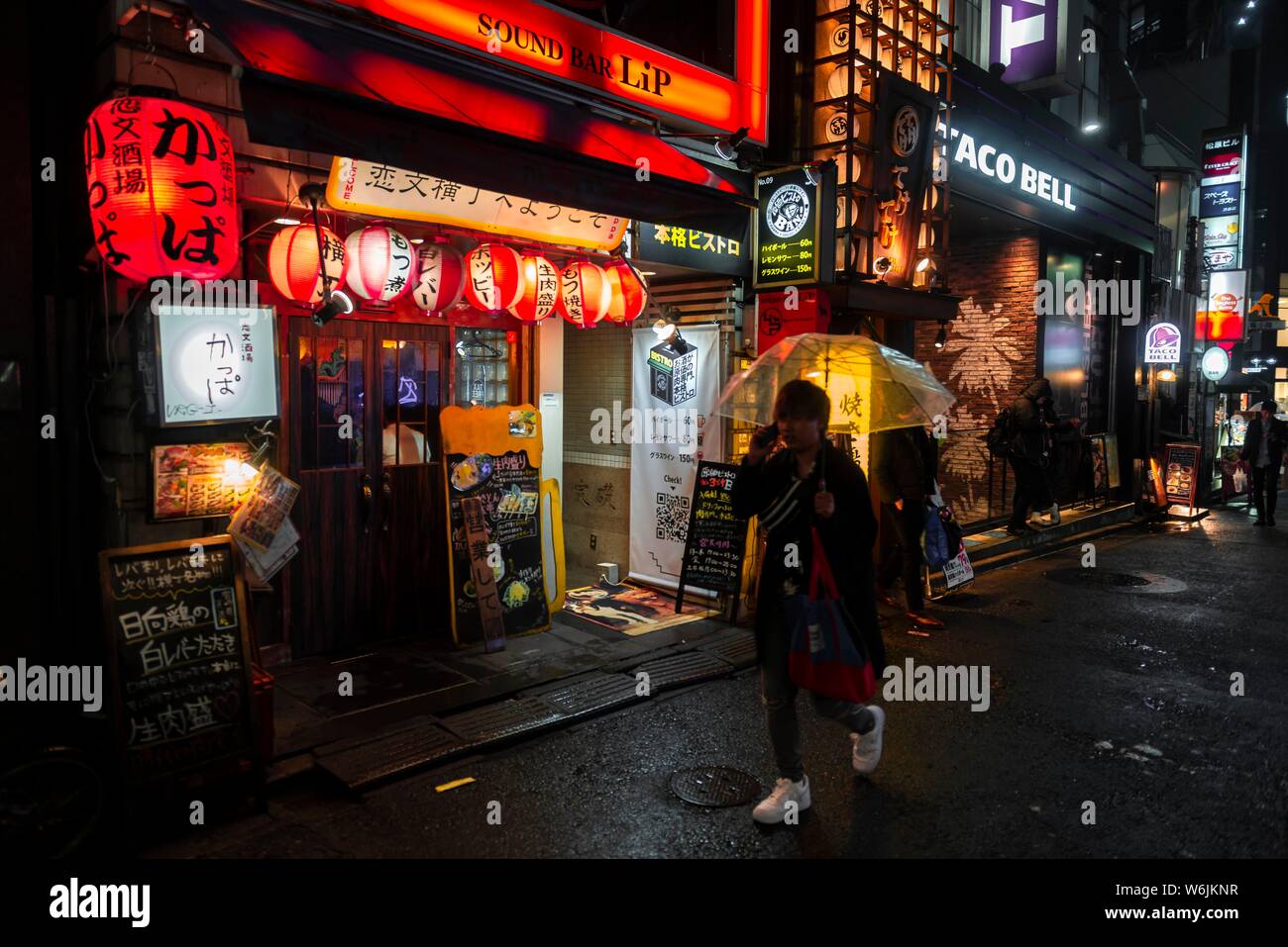 Voie piétonne, avec publicité lumineuse, des lanternes en papier et les panneaux publicitaires dans la nuit, Udagawacho, Shibuya, Tokyo, Japon Banque D'Images