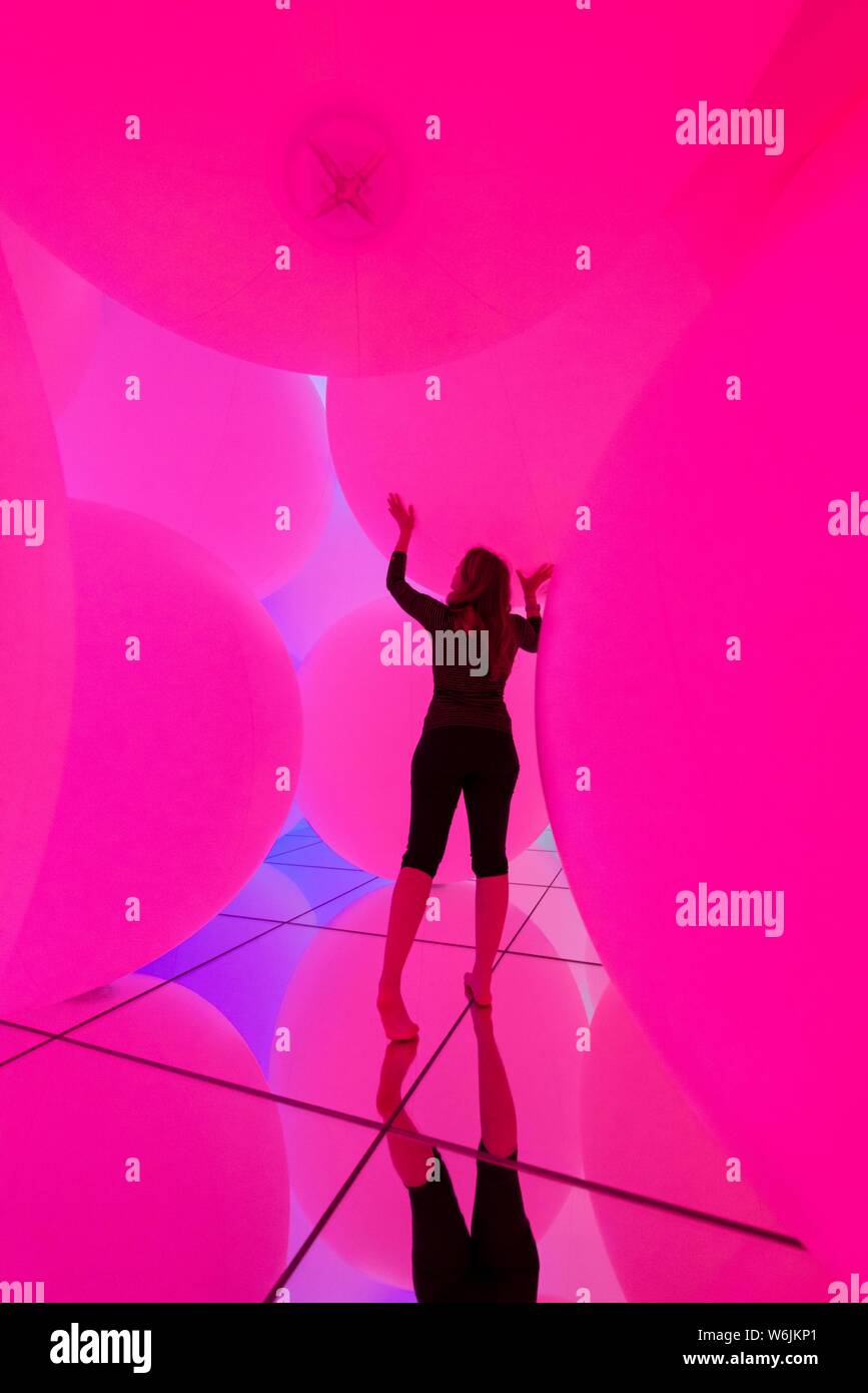 Jeune femme, grandes sphères lumineux LED, l'installation dans le musée d'art numérique, TeamLab planètes, Koto City, Tokyo, Japon Banque D'Images