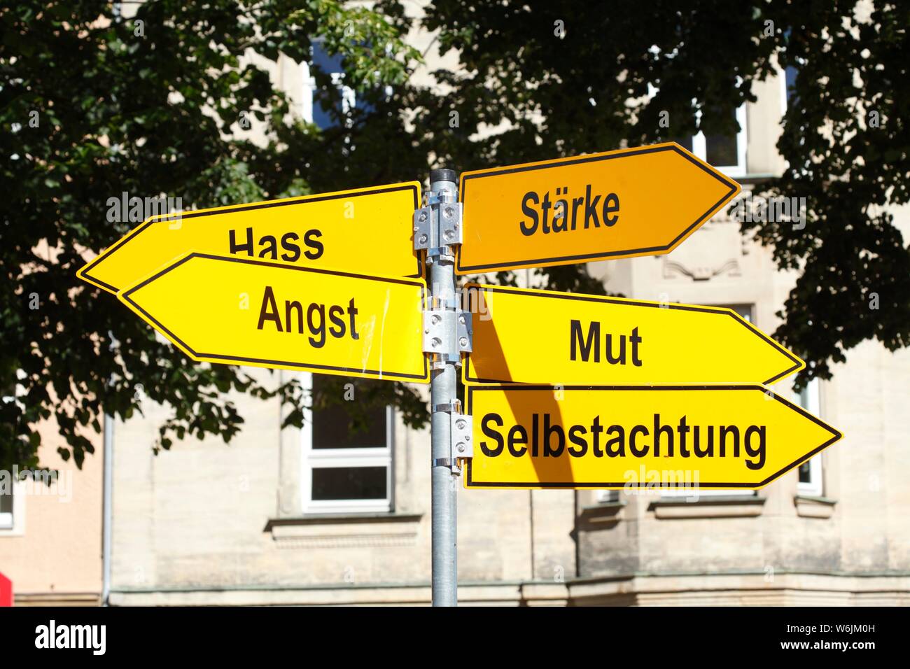 Flèche jaune signe avec l'inscription la haine, la peur, la force, le courage et le respect de soi, Bayreuth, Haute-Franconie, Franconia, Bavaria, Germany Banque D'Images
