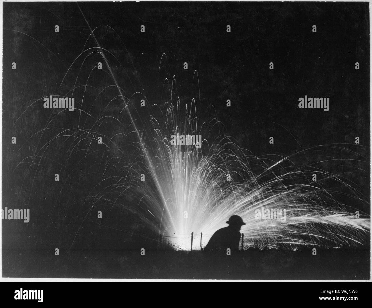 Attaque de nuit avec des bombes au phosphore dans les manoeuvres. Première école du Corps. Gondrecourt, France. ; notes générales : utilisation de la guerre et des conflits Nombre 459 lors de la commande d'une reproduction ou demande d'informations sur cette image. Banque D'Images