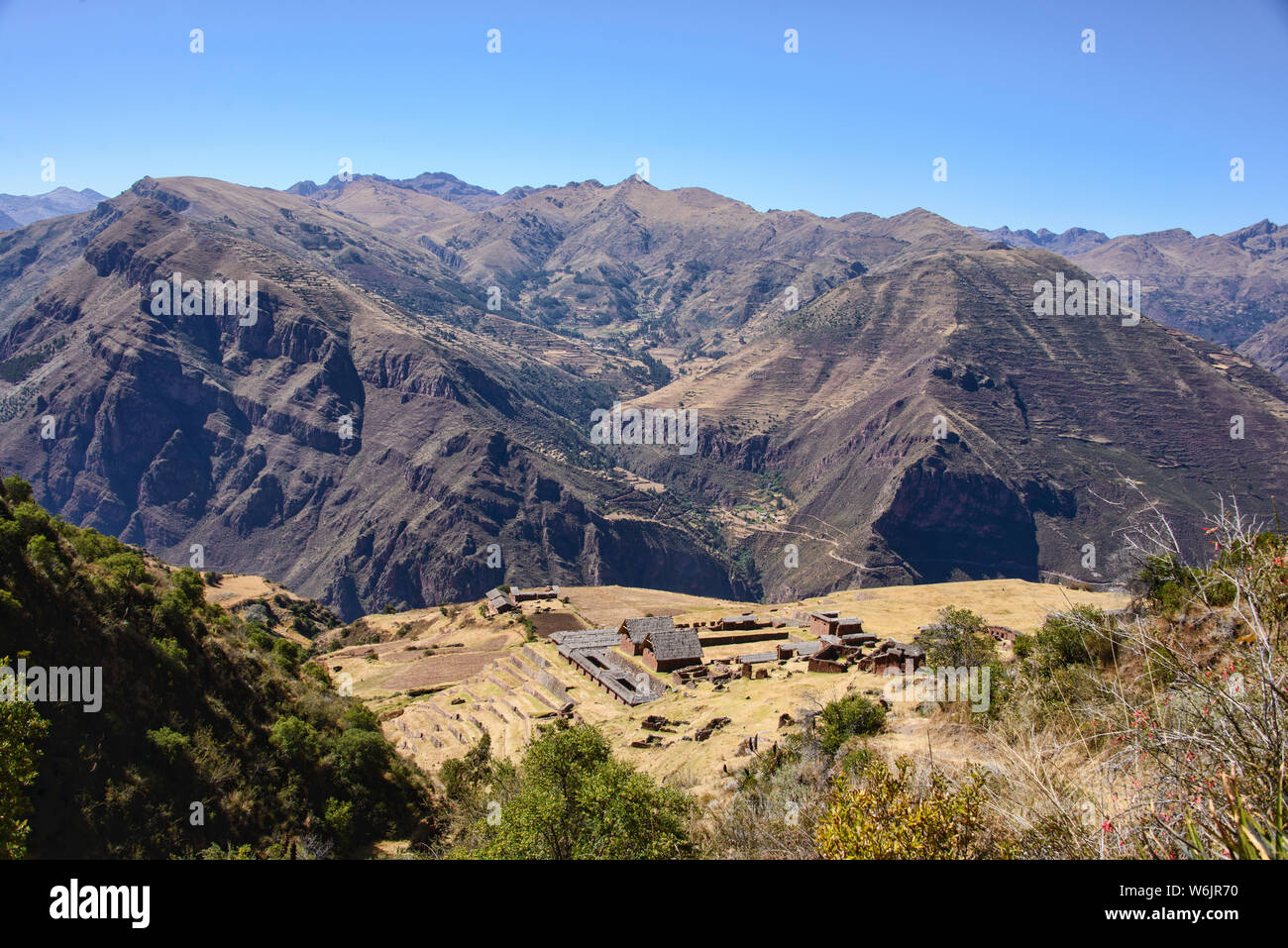 Vue sur la télécommande ruines Incas de Huchuy Qosqo ('Petit') Cuzco, Vallée Sacrée, Pérou Banque D'Images