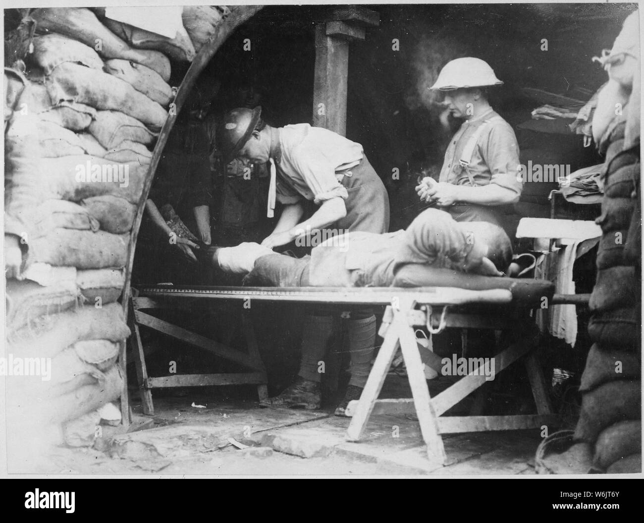 Sur le front de l'Ouest britannique pendant la bataille de la route de Menin. Les territoriaux écossais d'être étudié dans un poste de secours. Belgique, 1914. Bureau de l'Information britannique., 1917 - 1919 ; notes générales : utilisation de la guerre et des conflits Nombre 670 lors de la commande d'une reproduction ou demande d'informations sur cette image. Banque D'Images