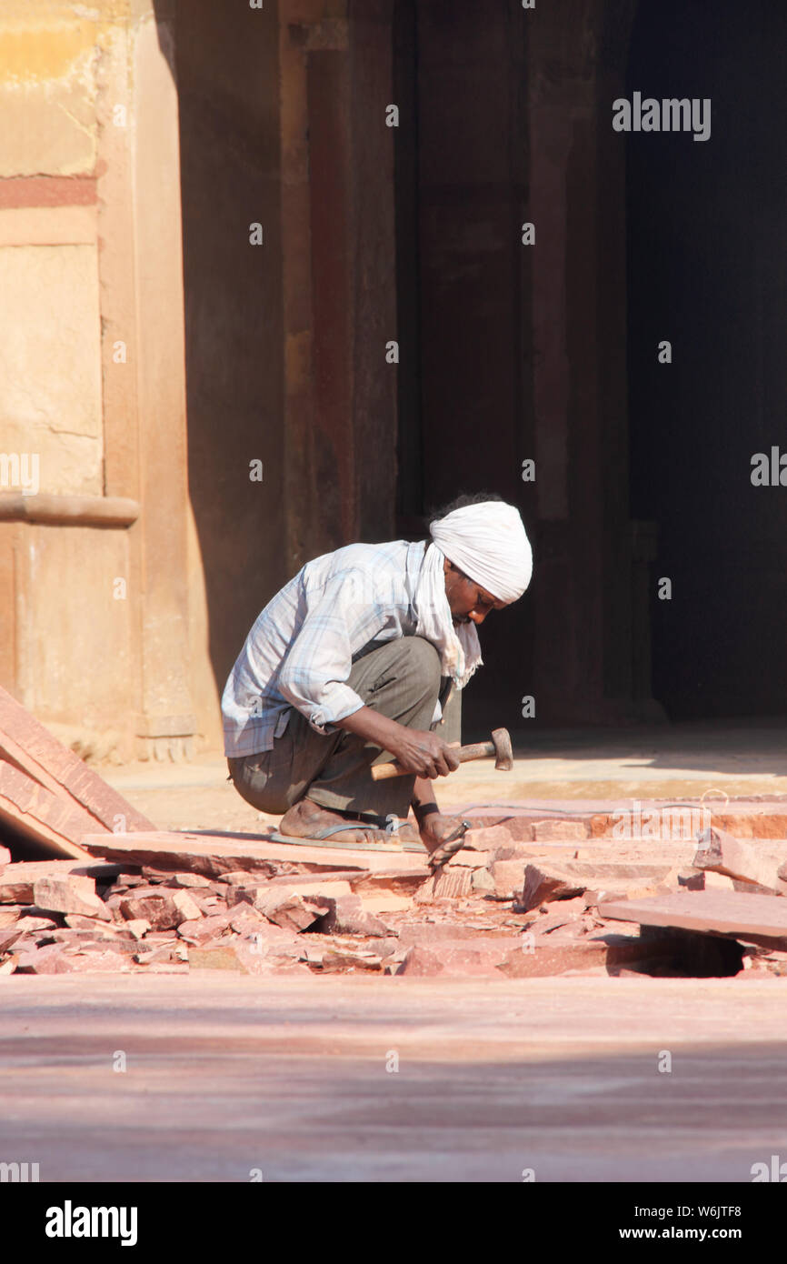 Travailleur manuel travaillant au mausolée, Safdarjung Tomb, New Delhi, Inde Banque D'Images