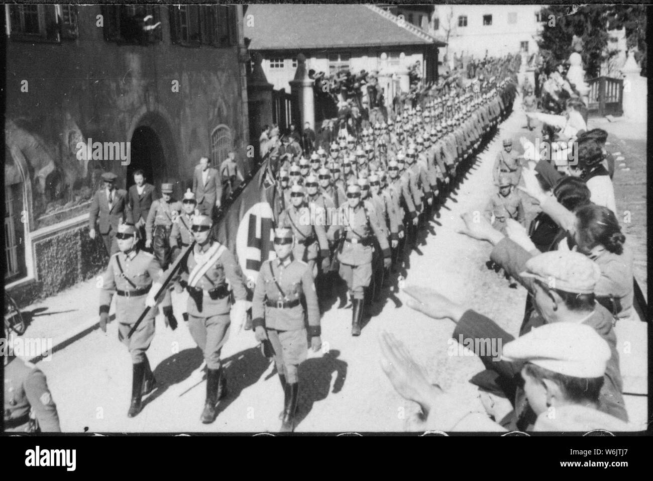 Österreich wird deutsch. Einmarsch der deutschen Polizei à Imst (Tyrol). L'Autriche est l'allemand. L'entrée de la police allemande en Imst. Mars 1938. Heinrich Hoffman Collection. ; notes générales : utilisation de la guerre et des conflits Nombre 989 lors de la commande d'une reproduction ou demande d'informations sur cette image. Banque D'Images