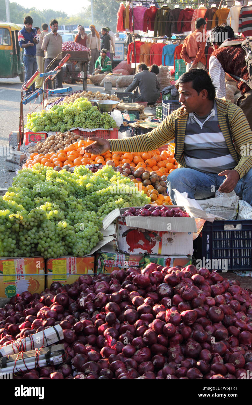 Man selling fruits at a market stall Banque D'Images