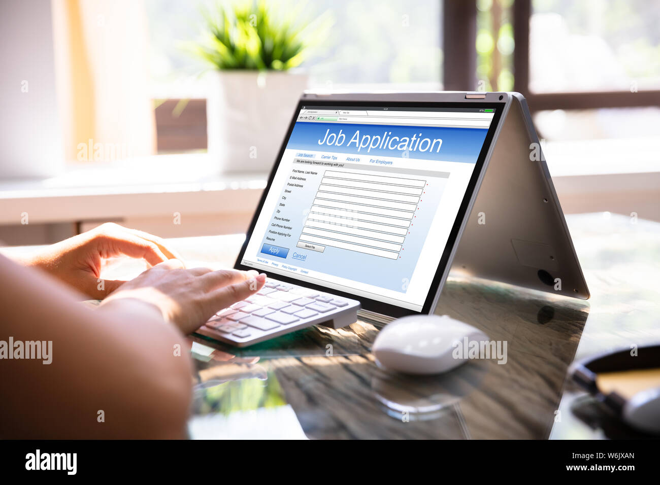 Close-up of Businesswoman remplir formulaire de demande d'emploi en ligne sur ordinateur portable Banque D'Images