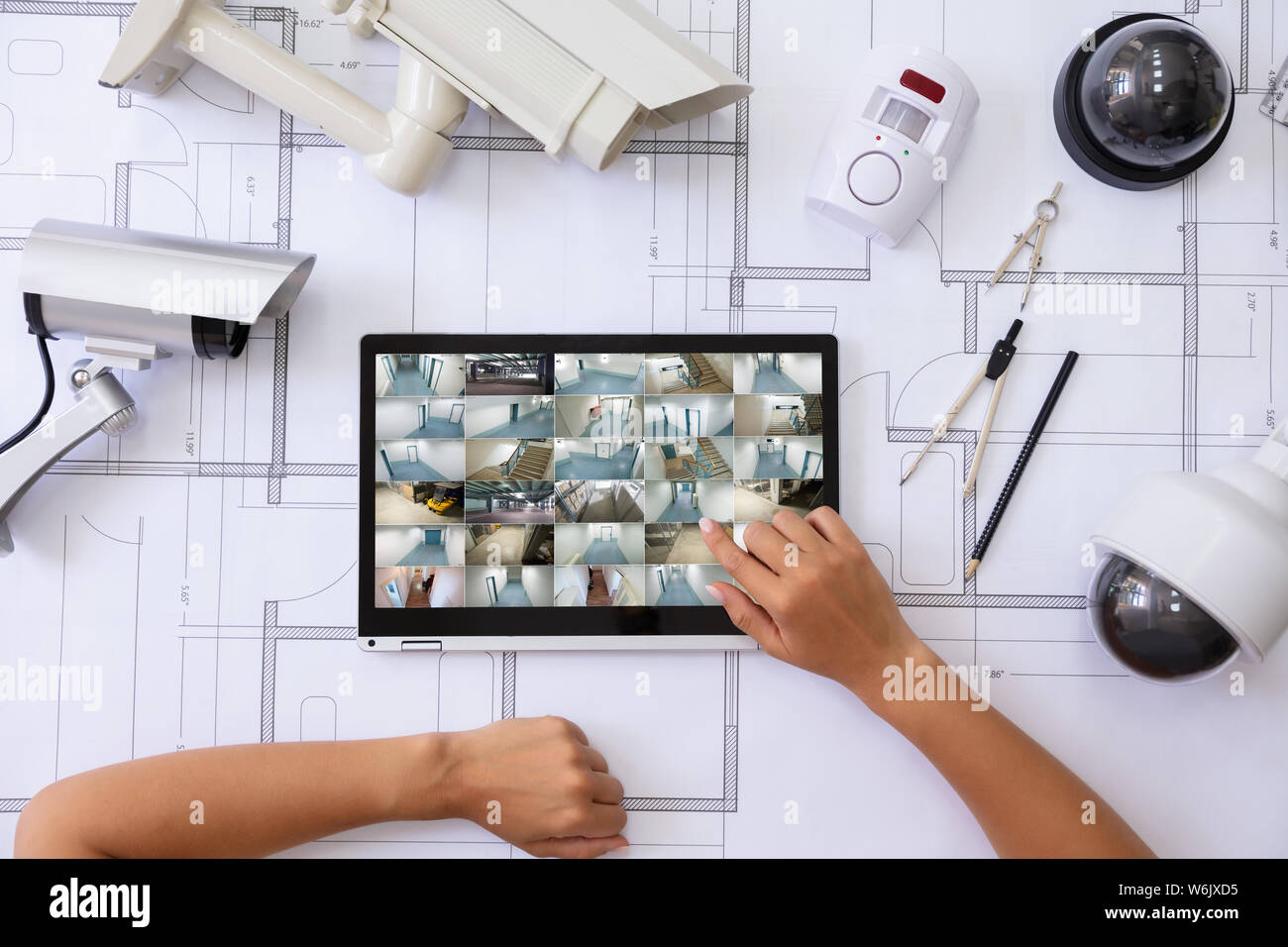 Close-up d'une personne d'observer sur un ordinateur portable avec l'équipement de sécurité sur le plan Banque D'Images