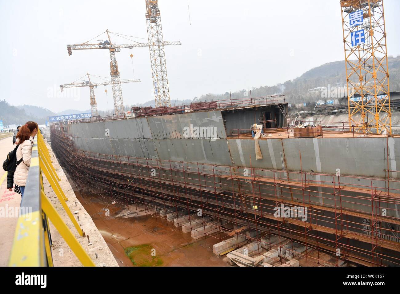Vue sur le site de construction d'une réplique grandeur nature du paquebot Titanic dans le comté de Daying, ville de Suining, au sud-ouest du Sichuan Chine provinc Banque D'Images