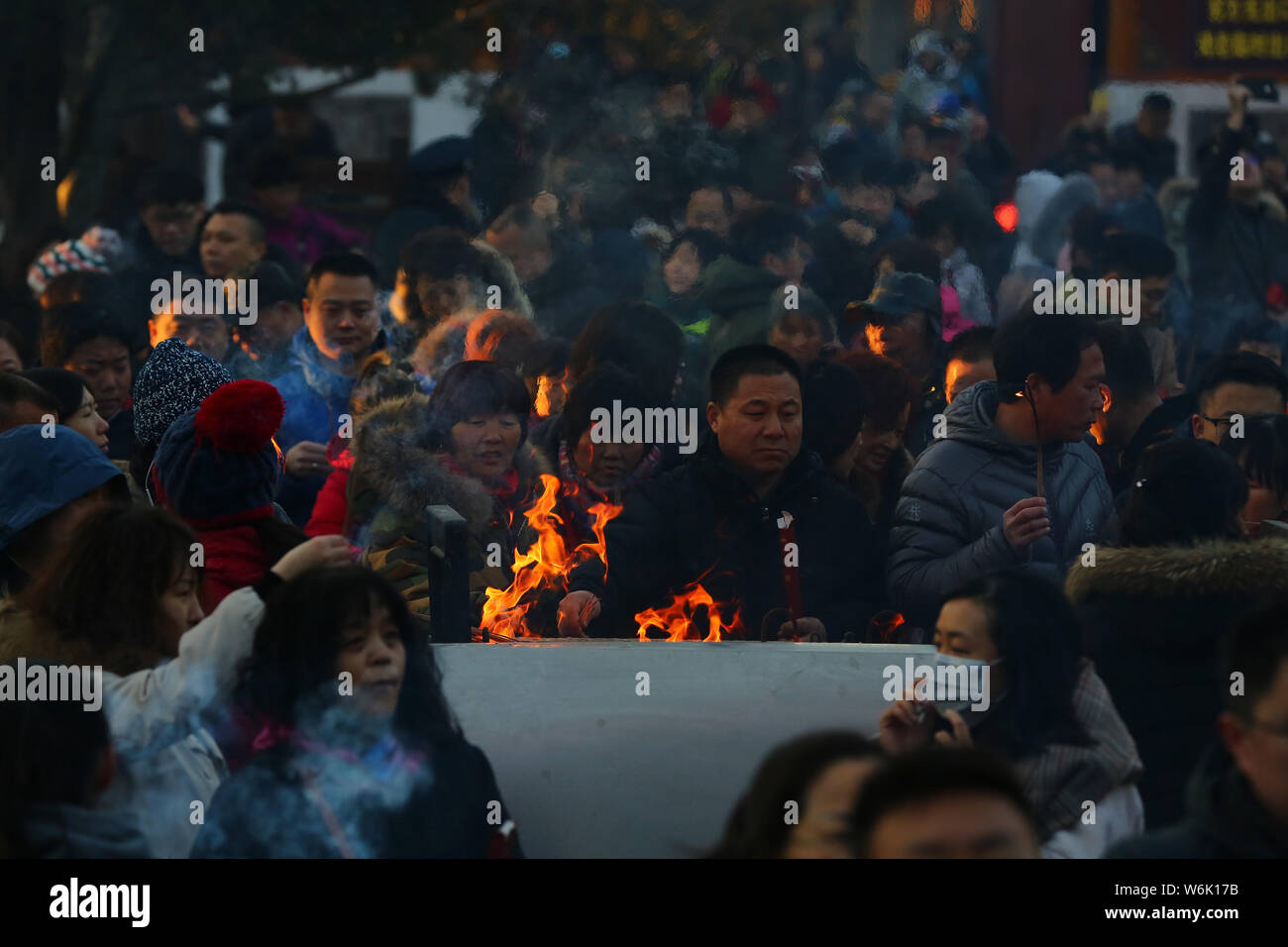 Les fidèles chinois brûler d'encens pour prier pour la bonne chance le premier jour du Nouvel An chinois ou fête du printemps à l'Yonghe Temple i Banque D'Images