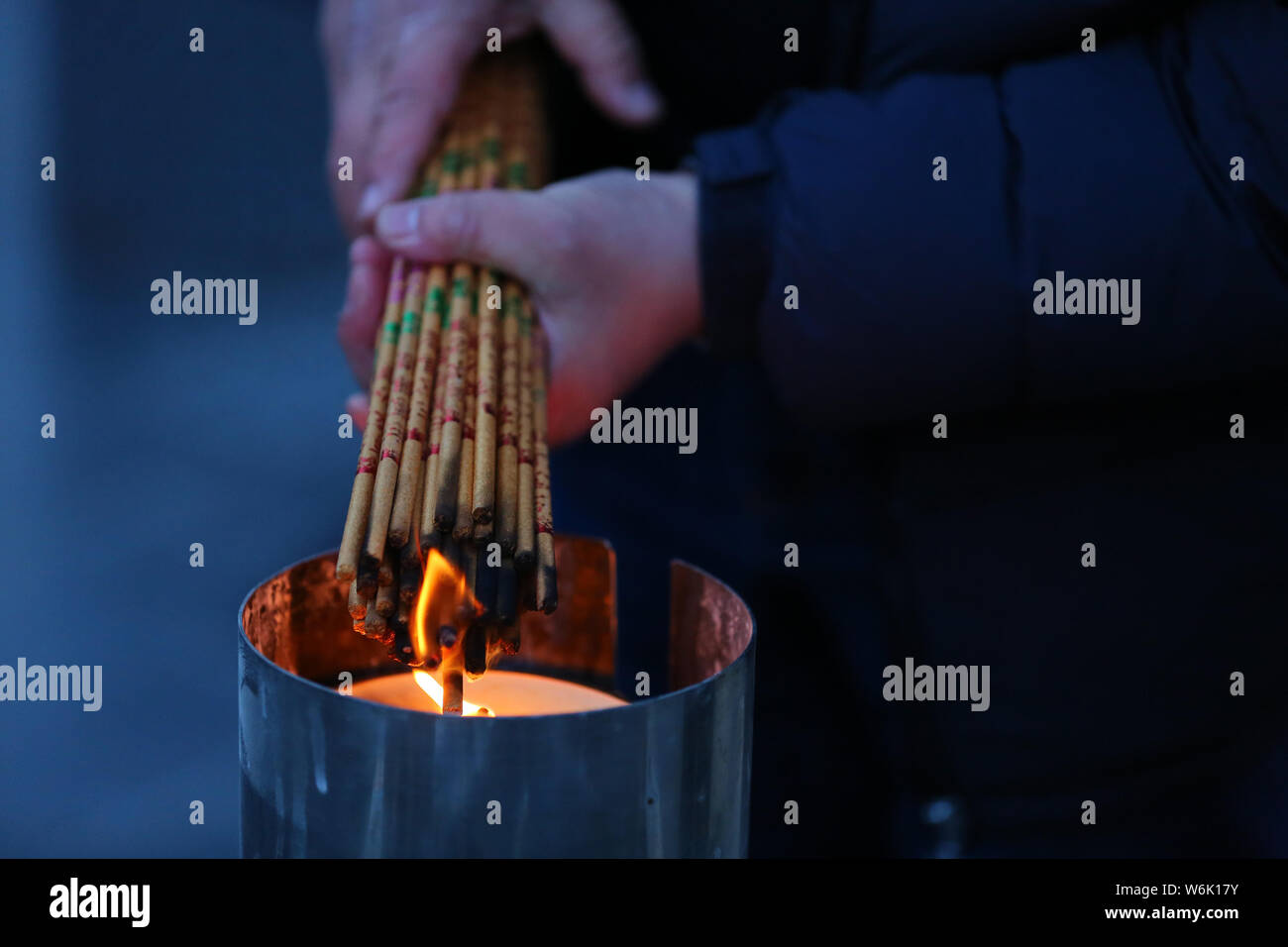 Un adorateur chinois brûle encens à prier pour la bonne chance le premier jour du Nouvel An chinois ou fête du printemps au Temple de Yonghe Banque D'Images
