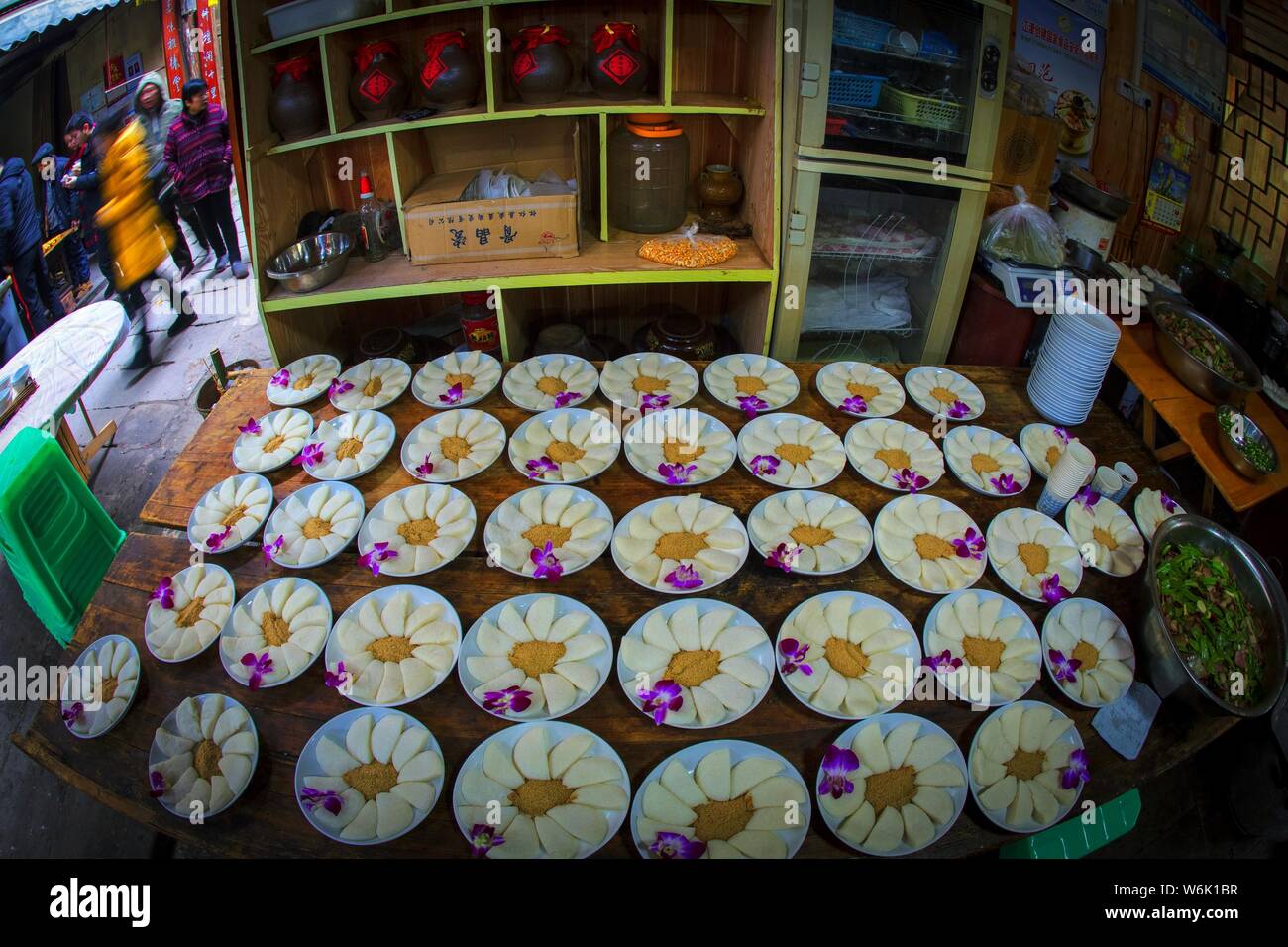 Les plats sont préparés pour un long banquet pour célébrer la fête du printemps à venir ou le Nouvel An Chinois (année du Chien) dans la vieille ville de Zhongshan Banque D'Images