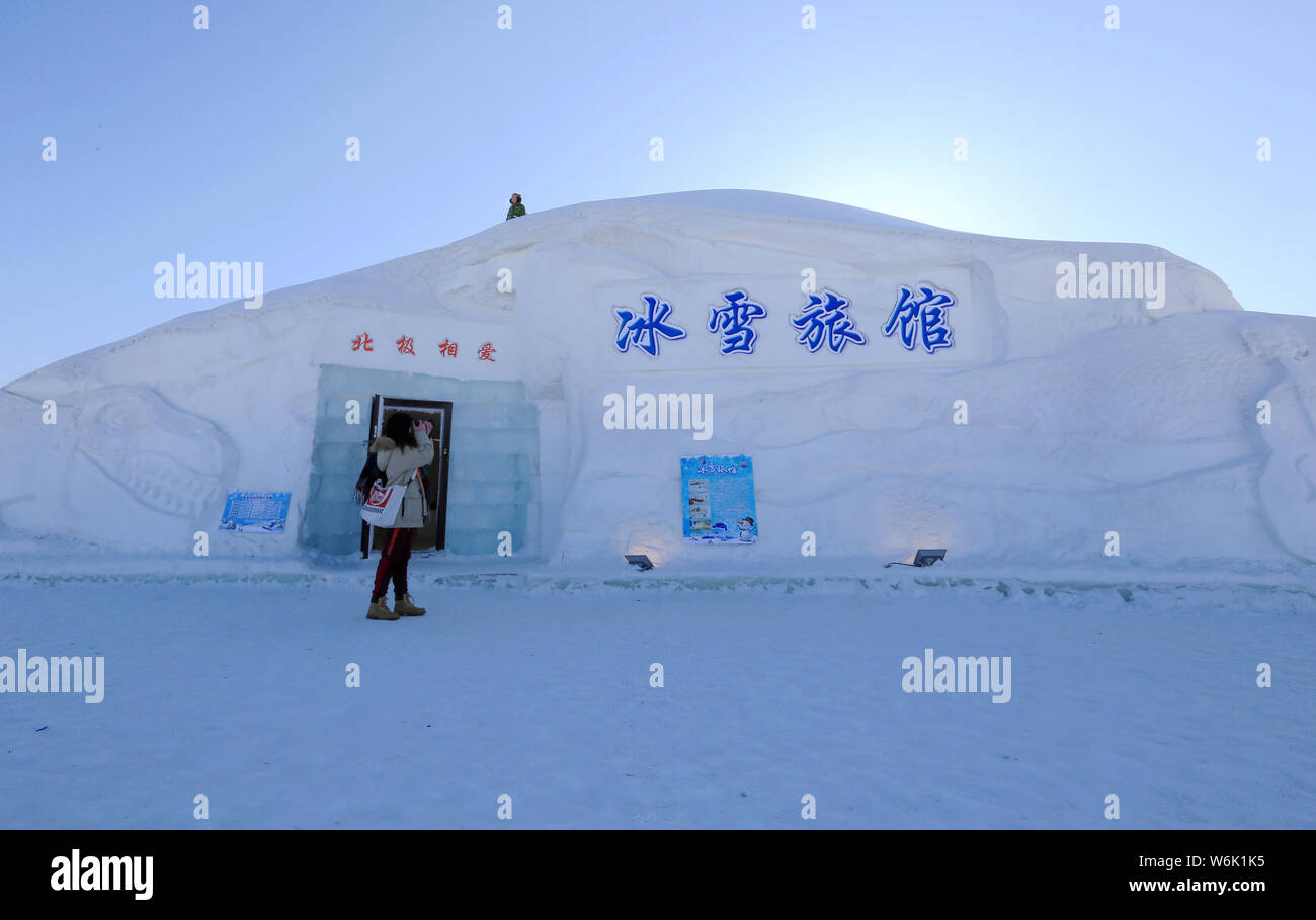 Un touriste prend des photos de l'Hôtel de Glace en Mohe comté, la province du nord-est de la Chine, le 4 février 2018. La plus au nord de la Chine a été l'Hôtel de Glace Banque D'Images