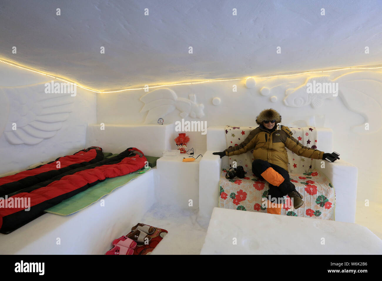 Un touriste se trouve dans une pièce à l'intérieur de l'Hôtel de Glace en Mohe comté, la province du nord-est de la Chine, le 4 février 2018. La glace la plus au nord de la Chine Sex Banque D'Images