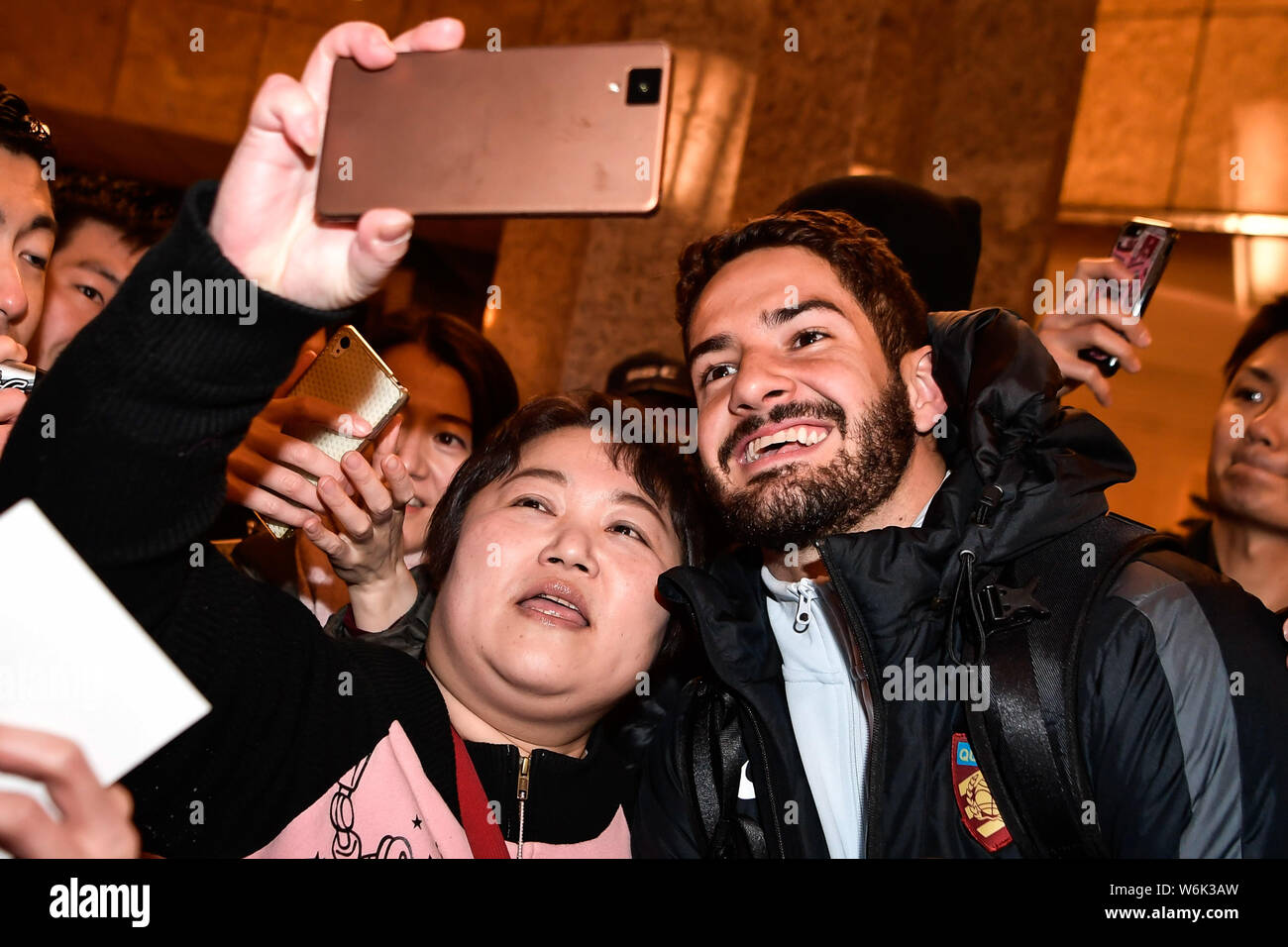 Joueur de football brésilien, Alexandre Rodrigues da Silva, connu sous le nom de Pato, de Chine, Shanghai Quanjian C.F. pose pour vos autoportraits avec fans japonais à un hôte Banque D'Images