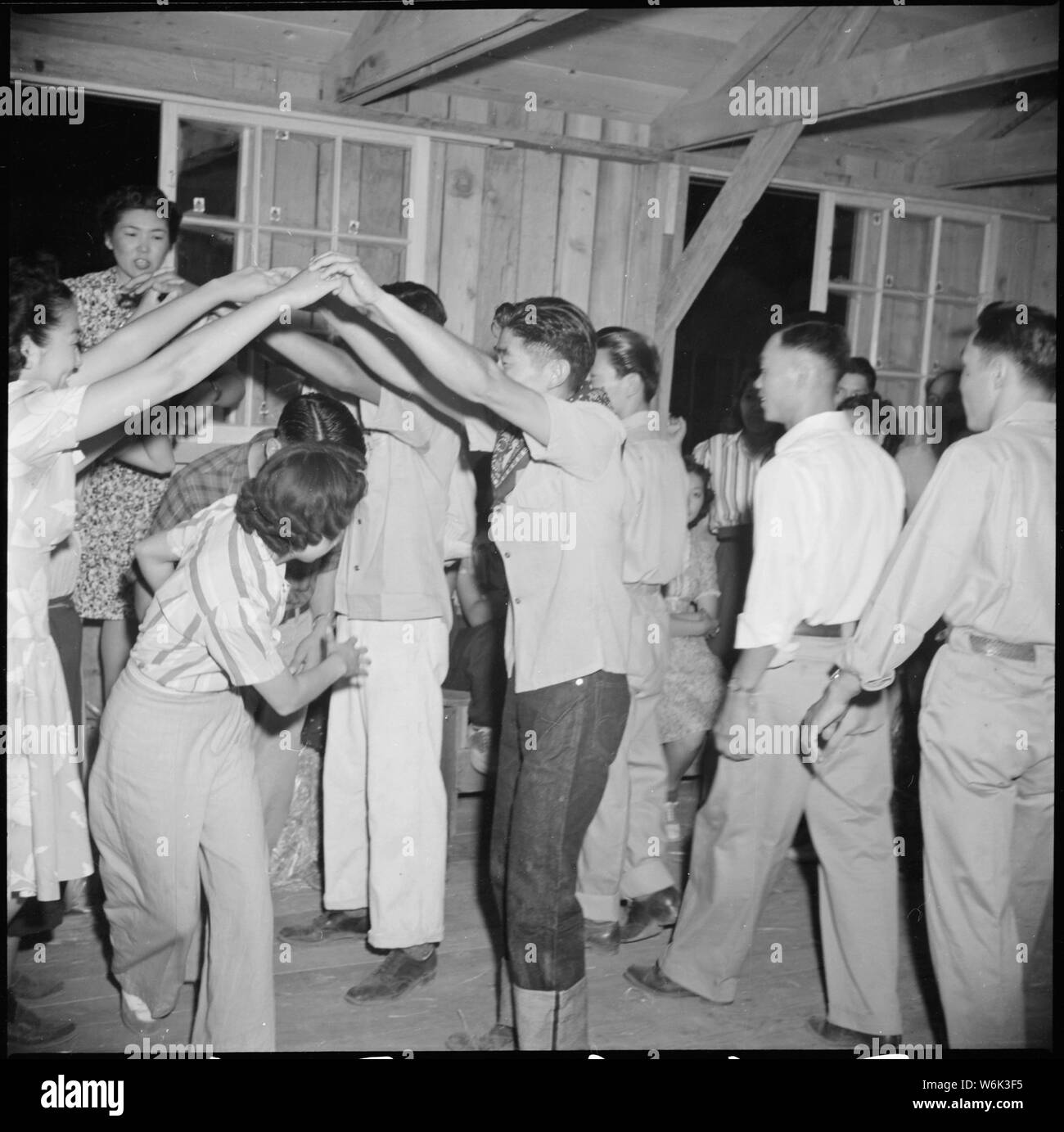 Poston, Arizona. Les sinistrés d'origine japonaise la danse du tambour de Virginie à un barn dance donnée par Blo . . . ; Portée et contenu : la légende complète pour cette photographie se lit comme suit : Poston, Arizona. Les sinistrés d'origine japonaise la danse du tambour de Virginie à un barn dance donnée par bloc 12. Aucune musique n'était disponible pour les danseurs chantaient Pop goes the Weasel et applaudi les mains dans le temps avec la danse. Banque D'Images