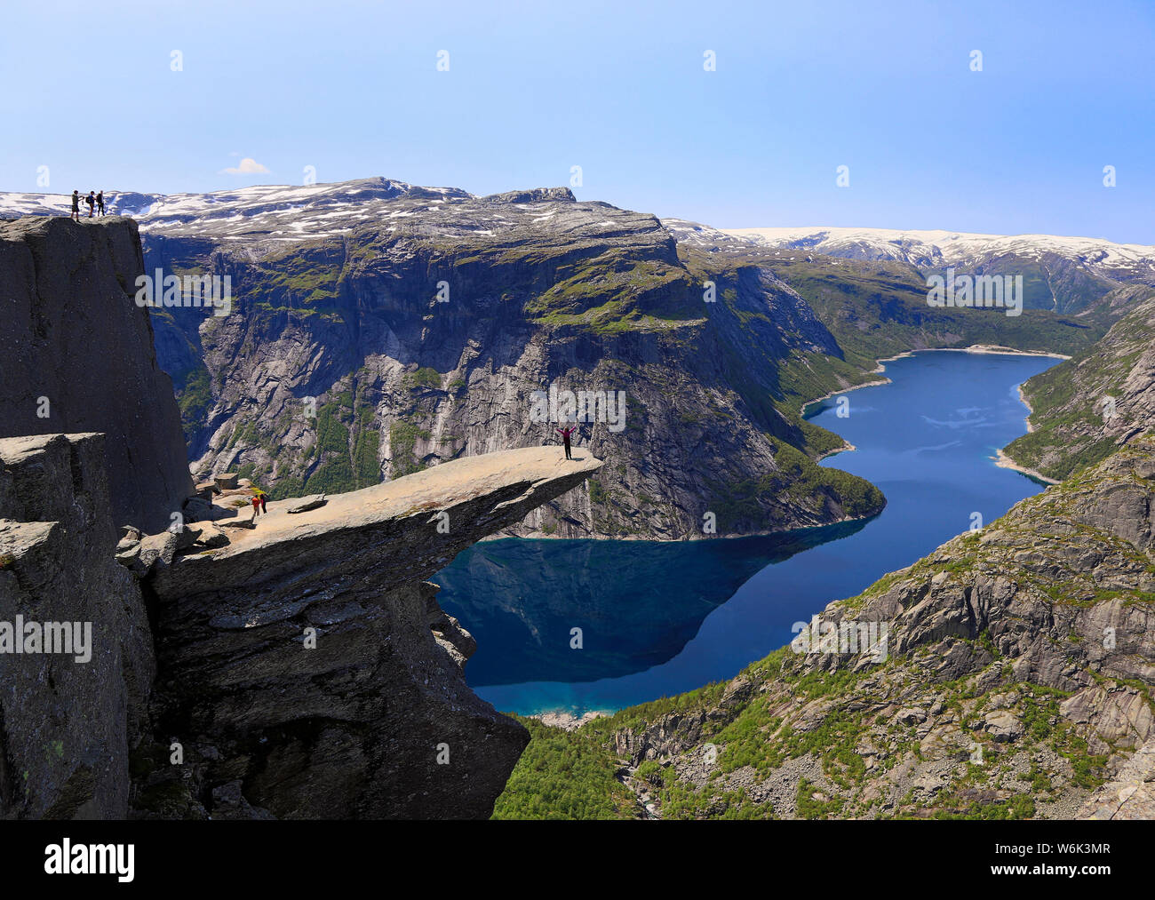Vue panoramique de Trolltunga (le célèbre Troll's tongue destination norvégien) et le lac Ringedalsvatnet en Odda randonneur avec de la roche, la Norvège Banque D'Images