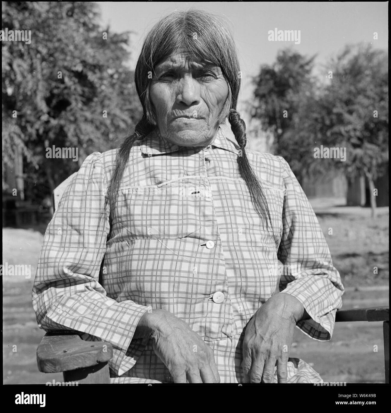 Poston, Arizona. Mme Sally Tunah, une femme indienne Hopi et le plus ancien membre du groupe, a récemment . . . ; Portée et contenu : la légende complète pour cette photographie se lit comme suit : Poston, Arizona. Mme Sally Tunah, une femme indienne Hopi et le plus ancien membre du groupe, a récemment déménagé à Poston est de 75 ans. Elle est une bouilloire de poterie. Bien que Poston, Arizona est le point d'être fermé aux Américains d'origine japonaise, il a déjà vu le début d'un nouveau groupe d'habitants, les Indiens d'Amérique. Le 1er septembre, 16 familles -- un total de 78 personnes- sont venus de l'Indien Hopi Poston une réservation Banque D'Images