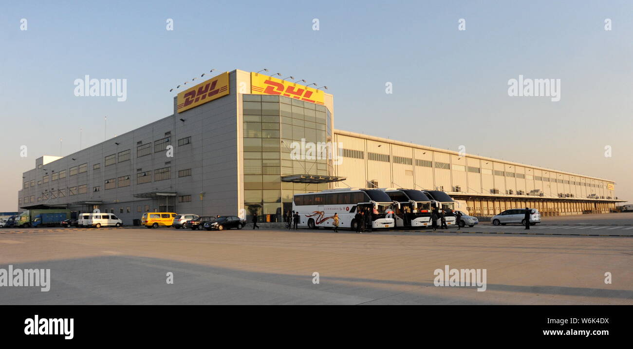 --FILE--Vue sur la collecte et le transfert de l'entrepôt DHL à l'aéroport de Shanghai Pudong Zone de libre-échange à Shanghai, Chine, 29 novembre 2013. Chi Banque D'Images