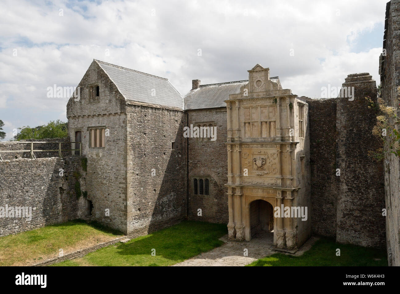 Historique Beaupre Manor, Cowbridge, Vale of Glamorgan Wales UK. Bâtiment classé grade 1. Manoir médiéval fortifié en ruines. Porche Renaissance Banque D'Images