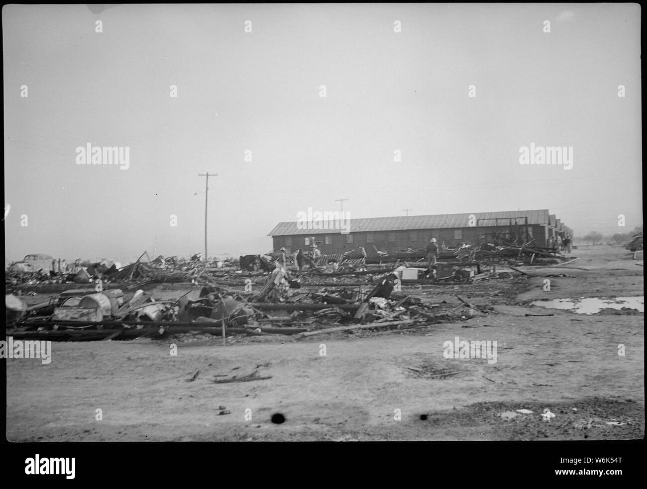 Poston, Arizona. Cette photo montre l'étendue de l'incendie qui a ravagé 202 bloc, Poston Nombre II le . . . ; Portée et contenu : la légende complète pour cette photographie se lit comme suit : Poston, Arizona. Cette photo montre l'étendue de l'incendie qui a ravagé 202 bloc, Poston Nombre II le soir de Noël, 1943, et de la proximité des bâtiments au point où l'incendie a été arrêté. Banque D'Images