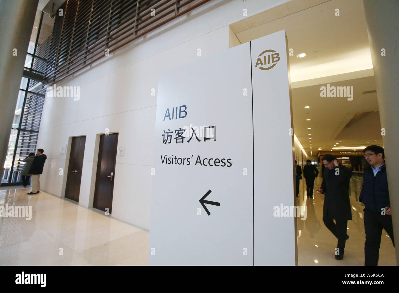 --FILE--l'accès des visiteurs est représentée au siège de l'Asian Infrastructure Investment Bank (AIIB) à Beijing, Chine, 11 décembre 2017. Banque D'Images