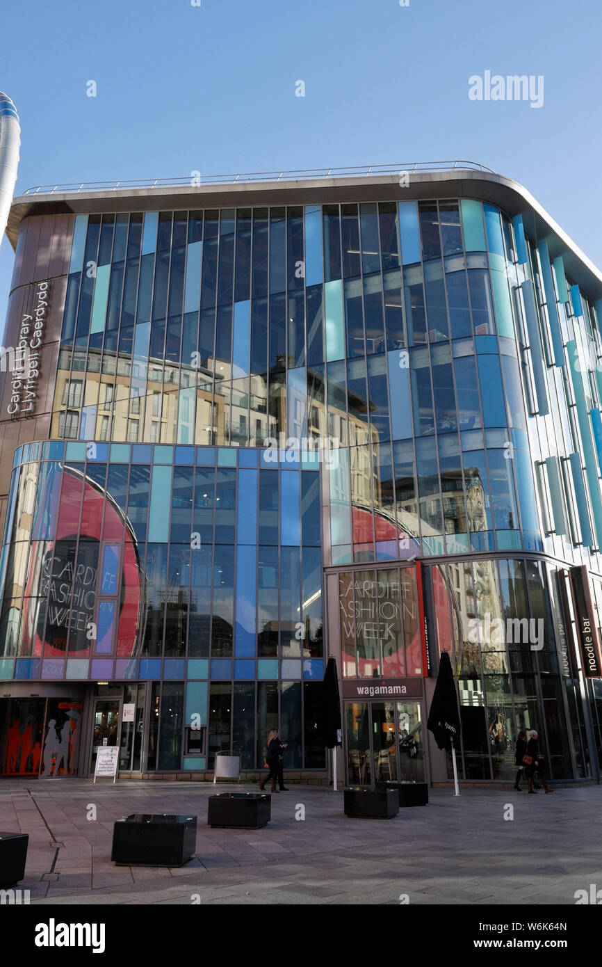 Façade en verre de la bibliothèque de Cardiff, Pays de Galles, Royaume-Uni Banque D'Images