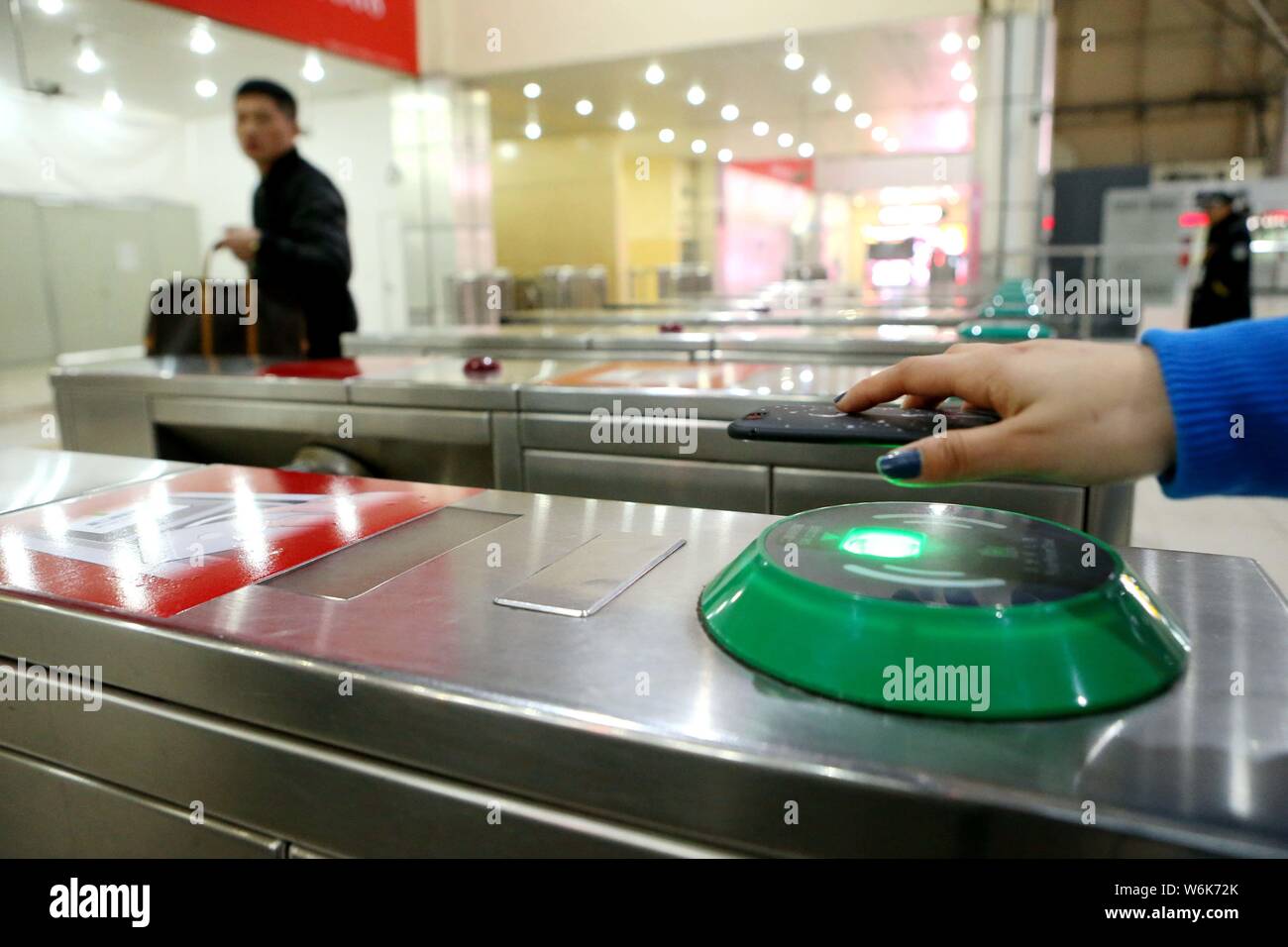 --FILE--un passager met son smartphone au-dessus un tourniquet pour obtenir le code QR sur une application mobile pour payer numérisée ticket de métro via Alipay ou uni de la Chine Banque D'Images