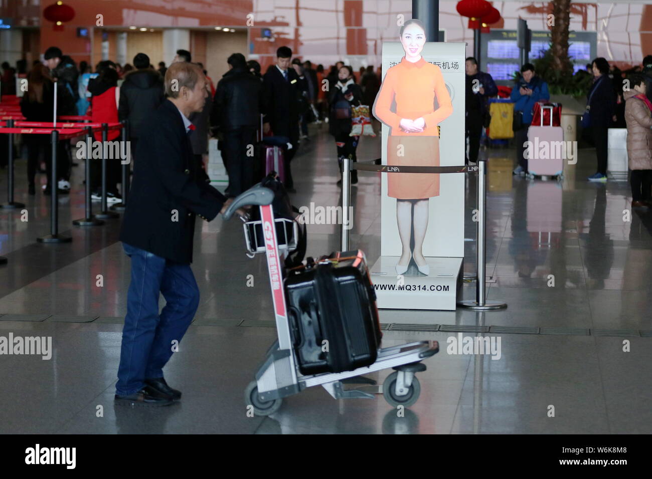 Un passager passe devant un hologramme de la vie réelle du service à la  clientèle à l'Aéroport International Shenyang Taoxian à Shenyang, ville du  nord-est de la Chine Photo Stock - Alamy
